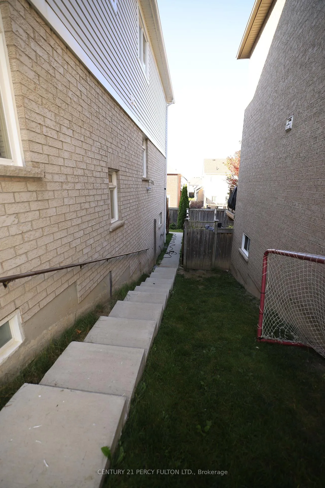Photo 3 of 122A Winchester Terrace, Barrie, Innis-Shore — HOMEH