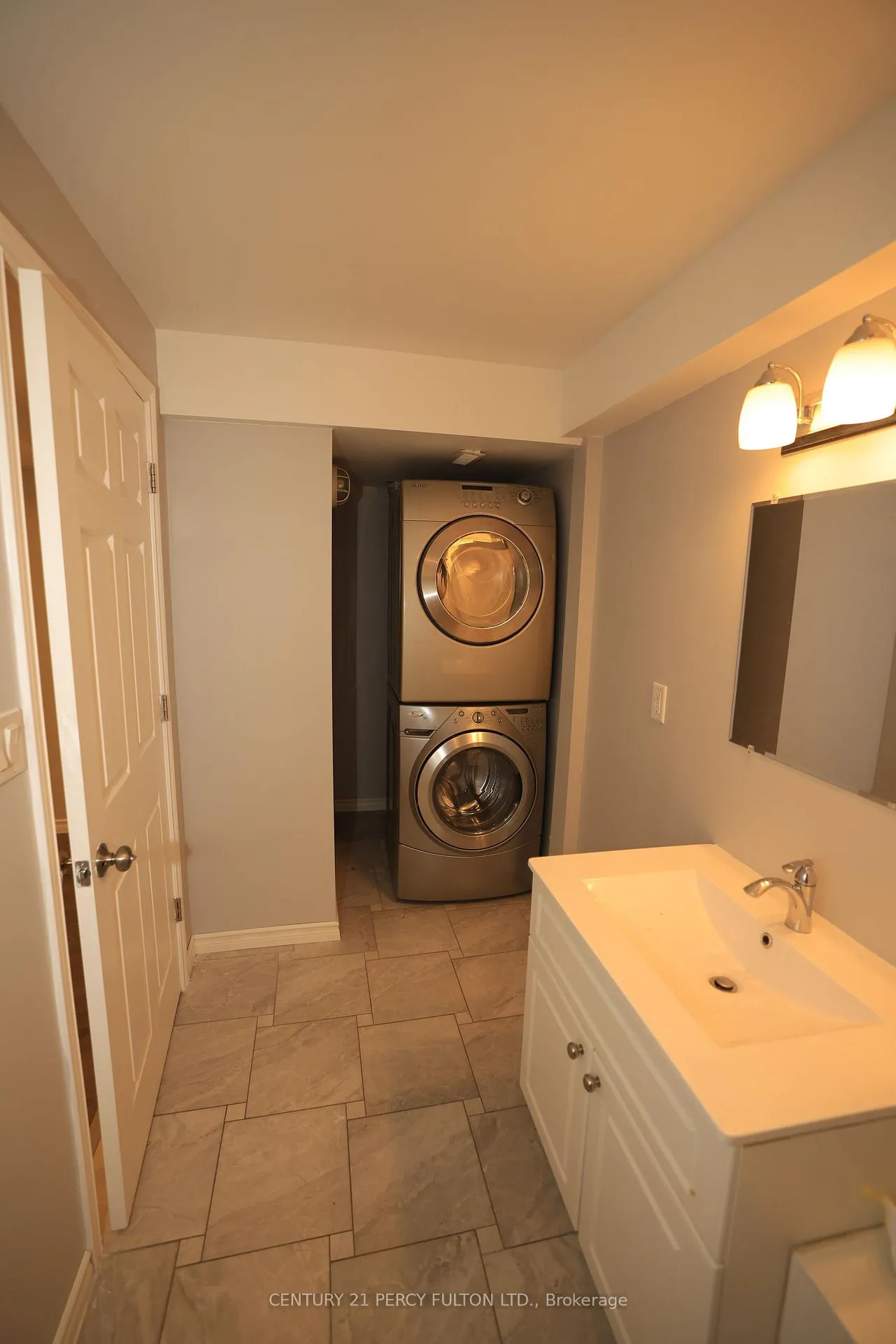 Photo 16 of 122A Winchester Terrace, Barrie, Innis-Shore — HOMEH
