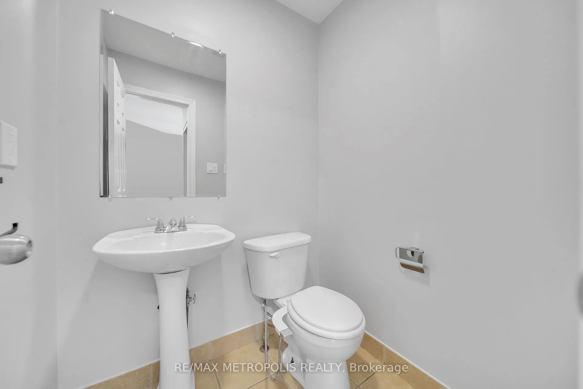 Photo 3 of 1105 Ashley Court, Innisfil, Alcona — HOMEH