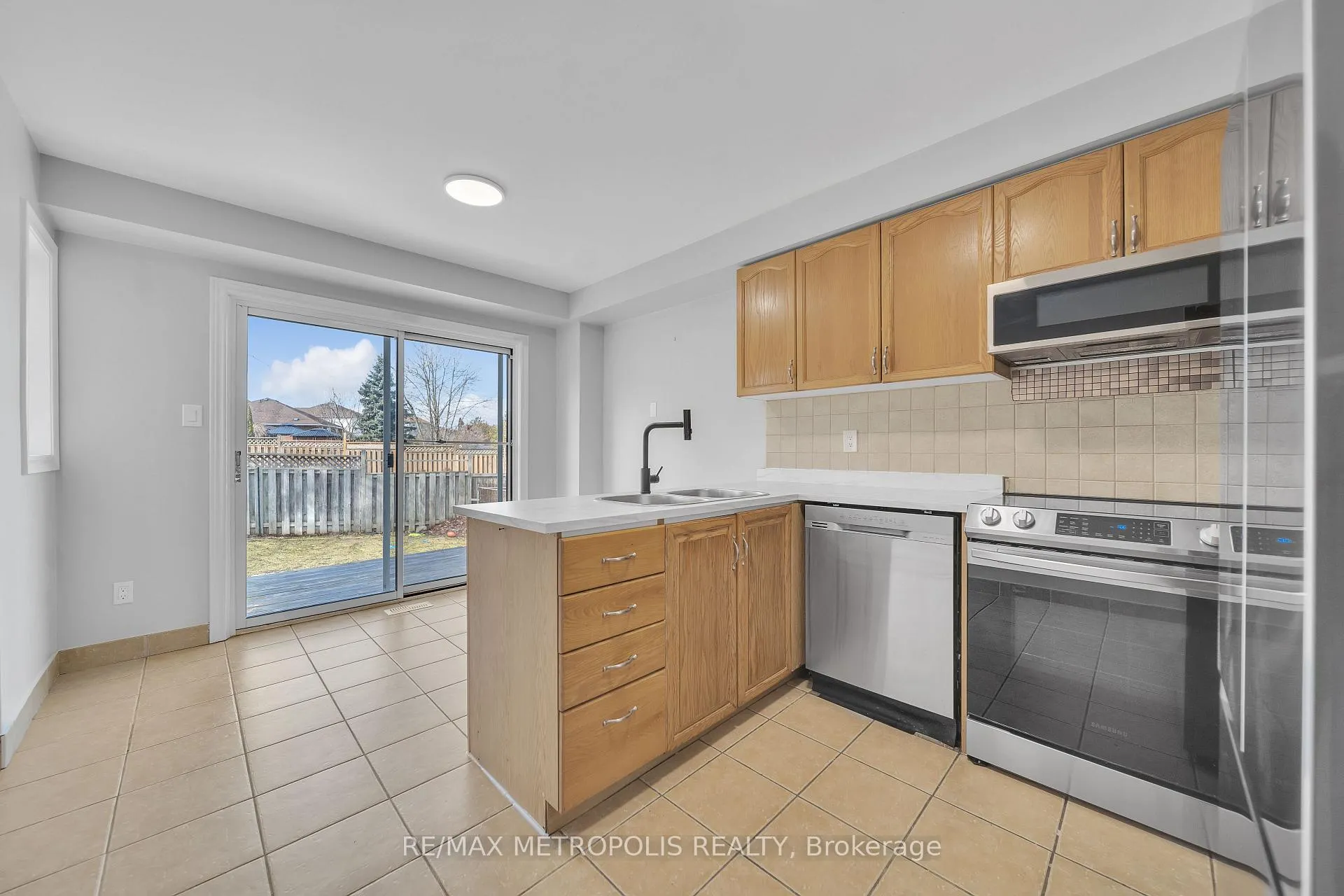 Photo 8 of 1105 Ashley Court, Innisfil, Alcona — HOMEH