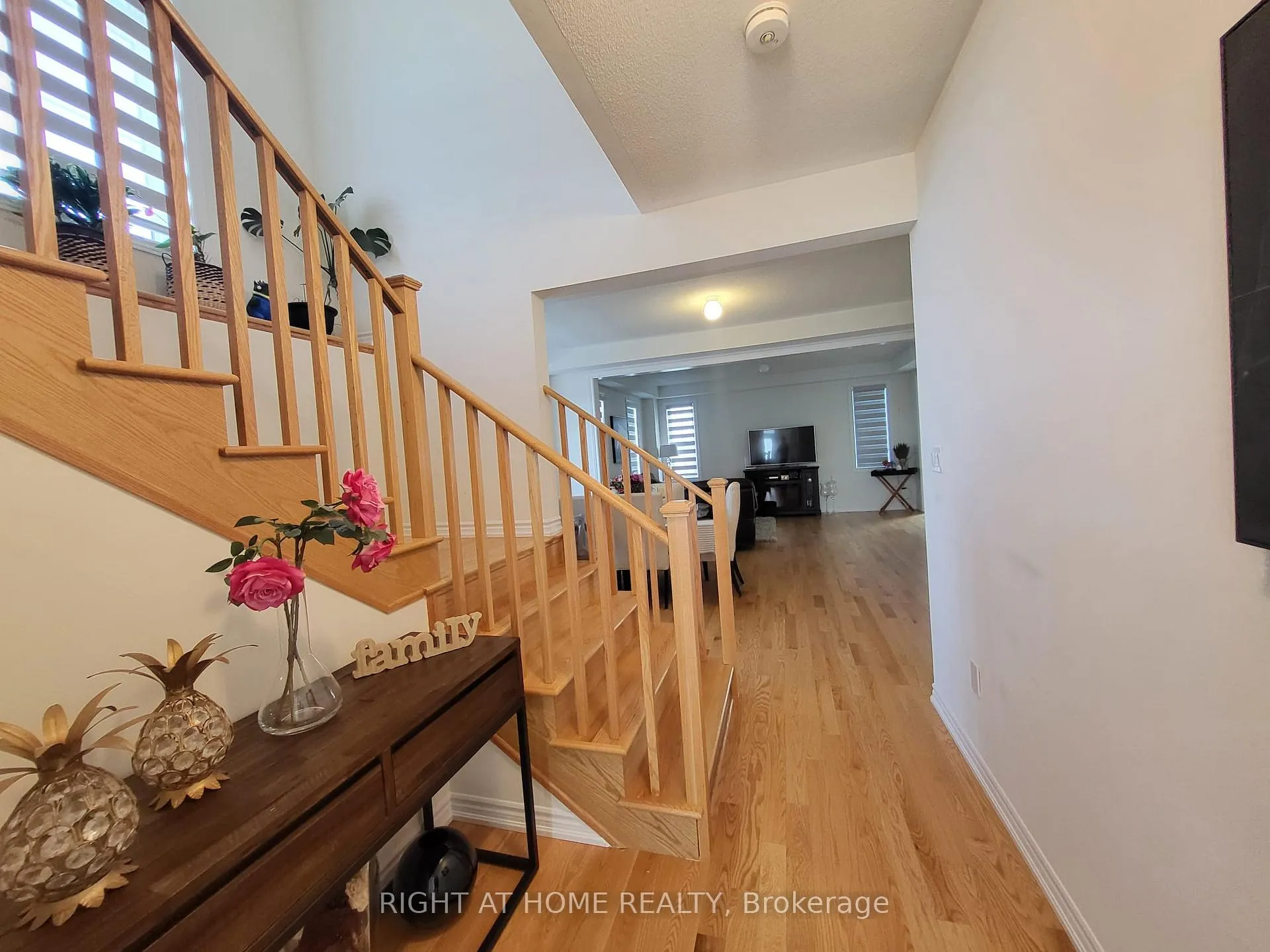 Photo 4 of 81 Valleybrook Road, Barrie, Rural Barrie Southeast — HOMEH