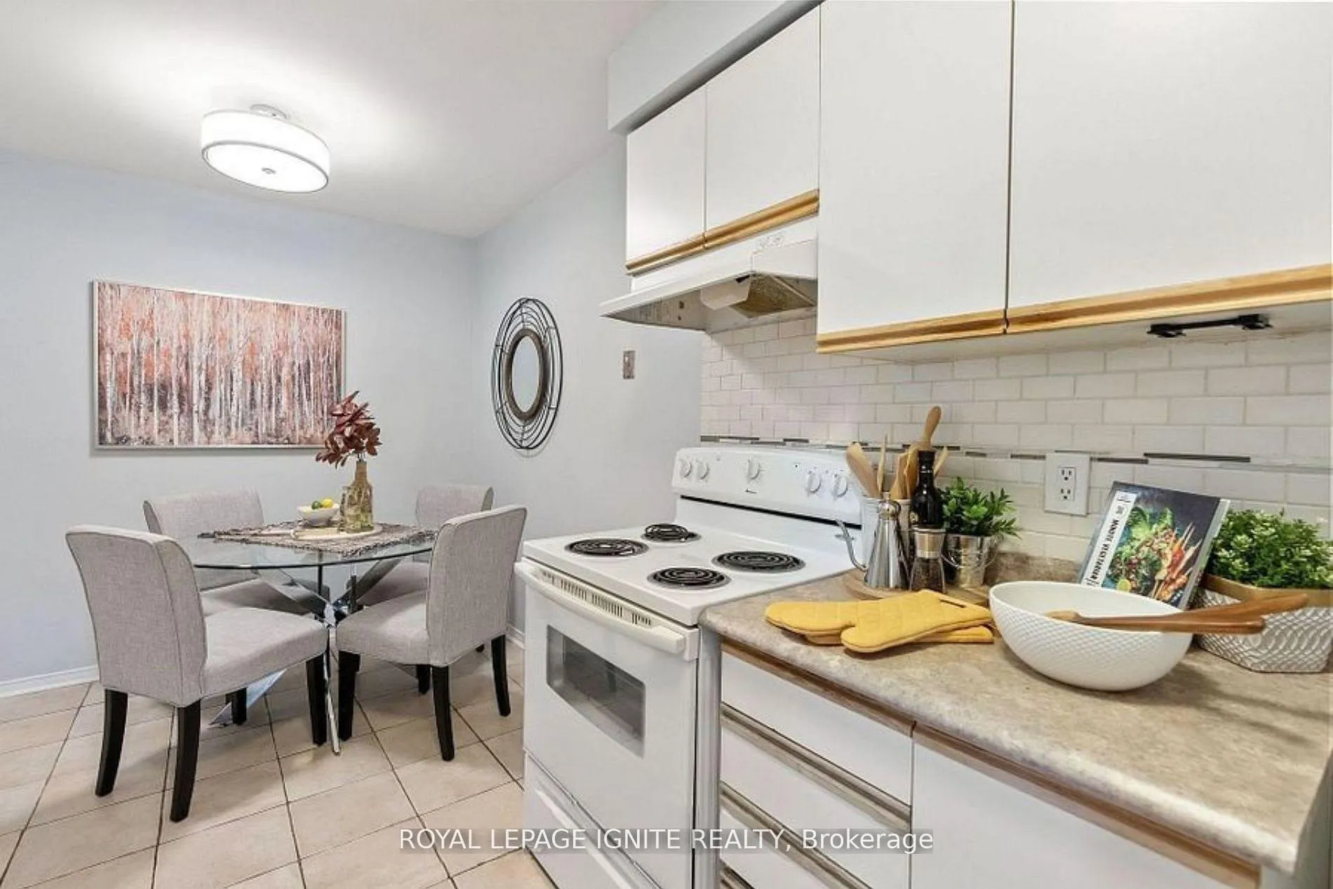 Photo 5 of 36 Pinebrook Crescent, Whitby, Williamsburg — HOMEH