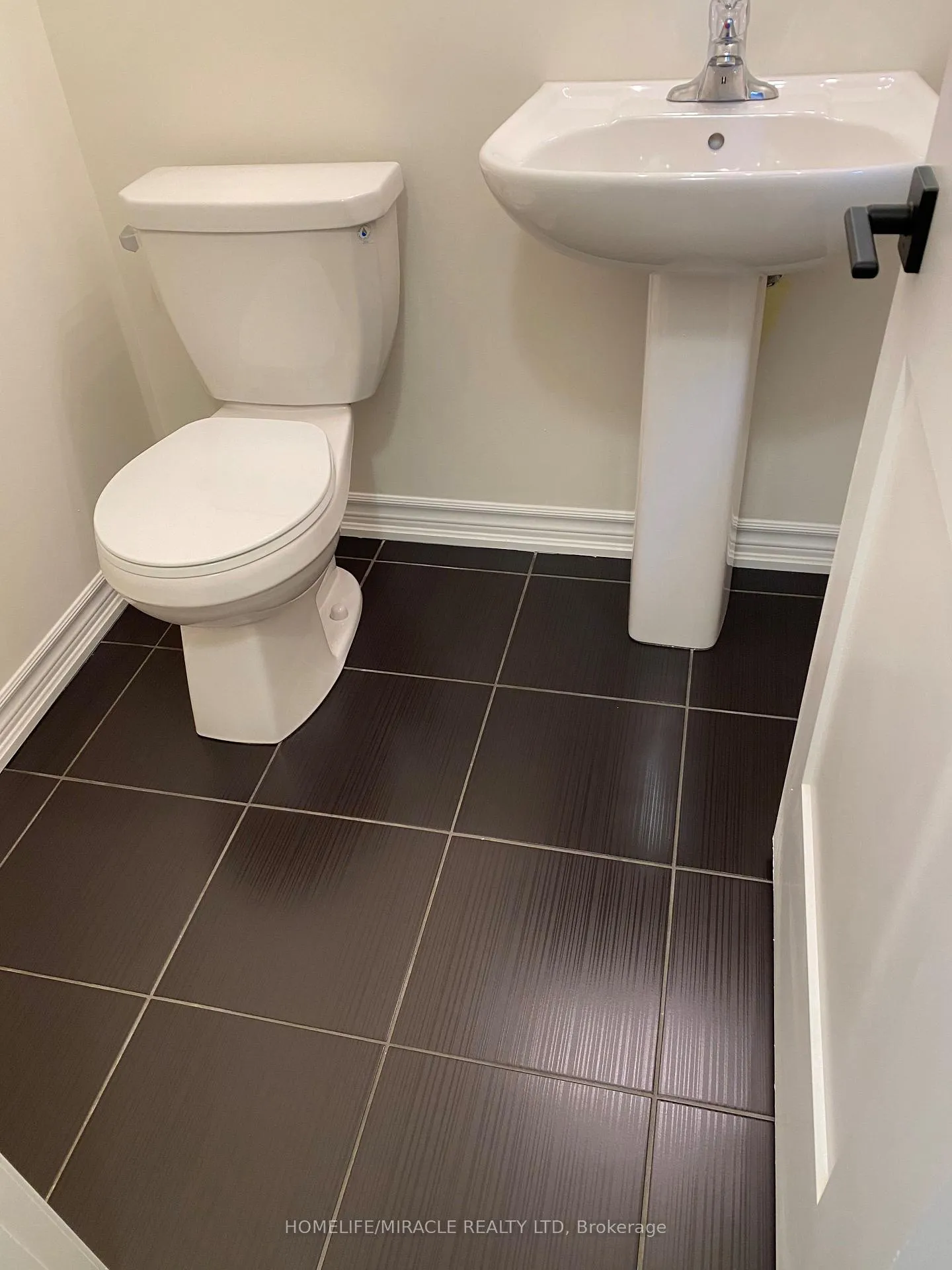 Photo 8 of 54 N Gdn Boulevard, Scugog, Port Perry — HOMEH
