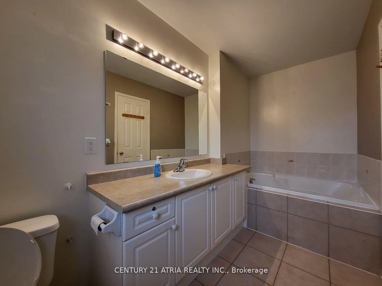 Photo 6 of 10 Marshview Avenue, Aurora, Bayview Northeast — HOMEH