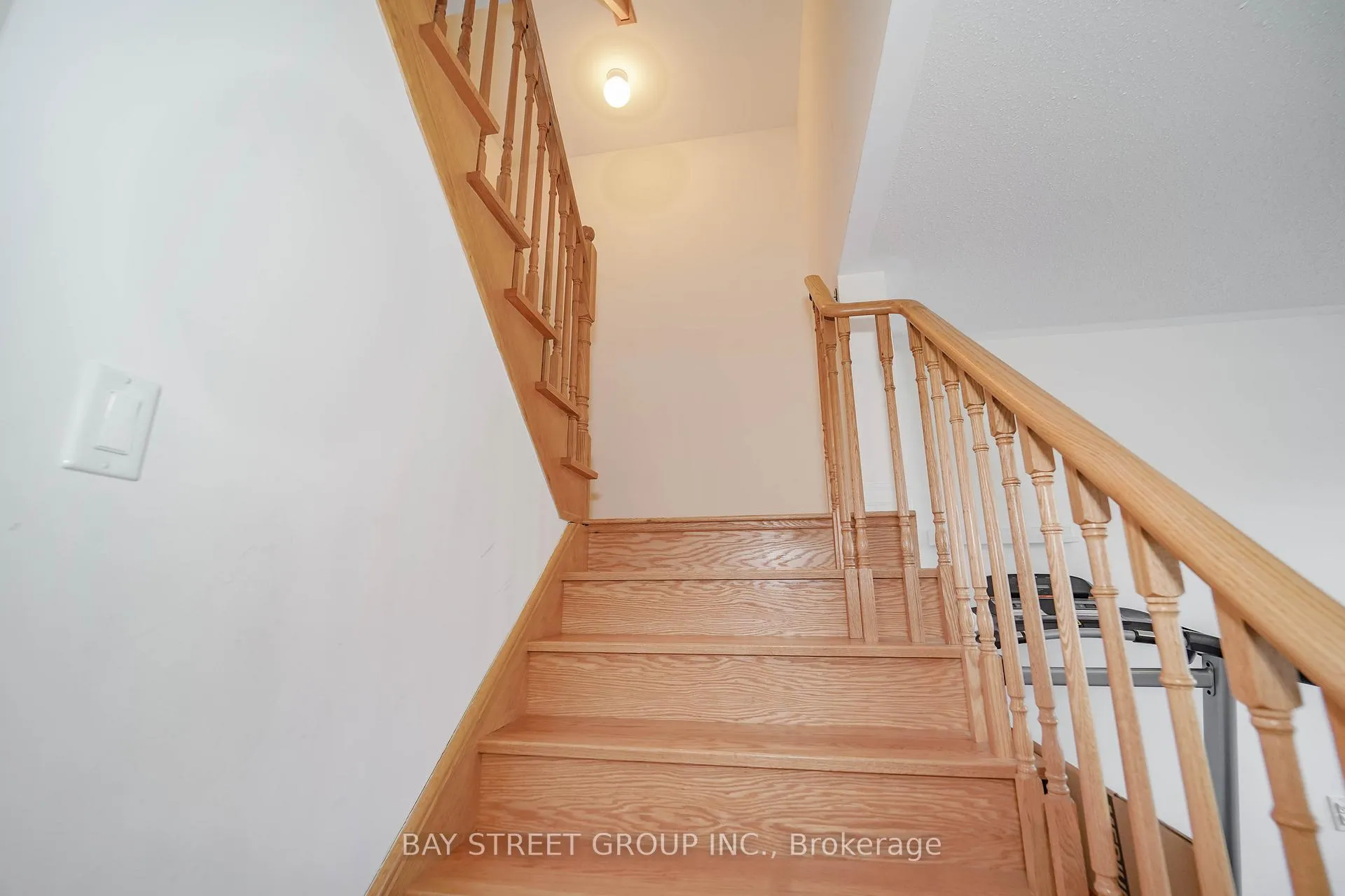Photo 12 of 34 Westbury Way, Whitby, Brooklin — HOMEH