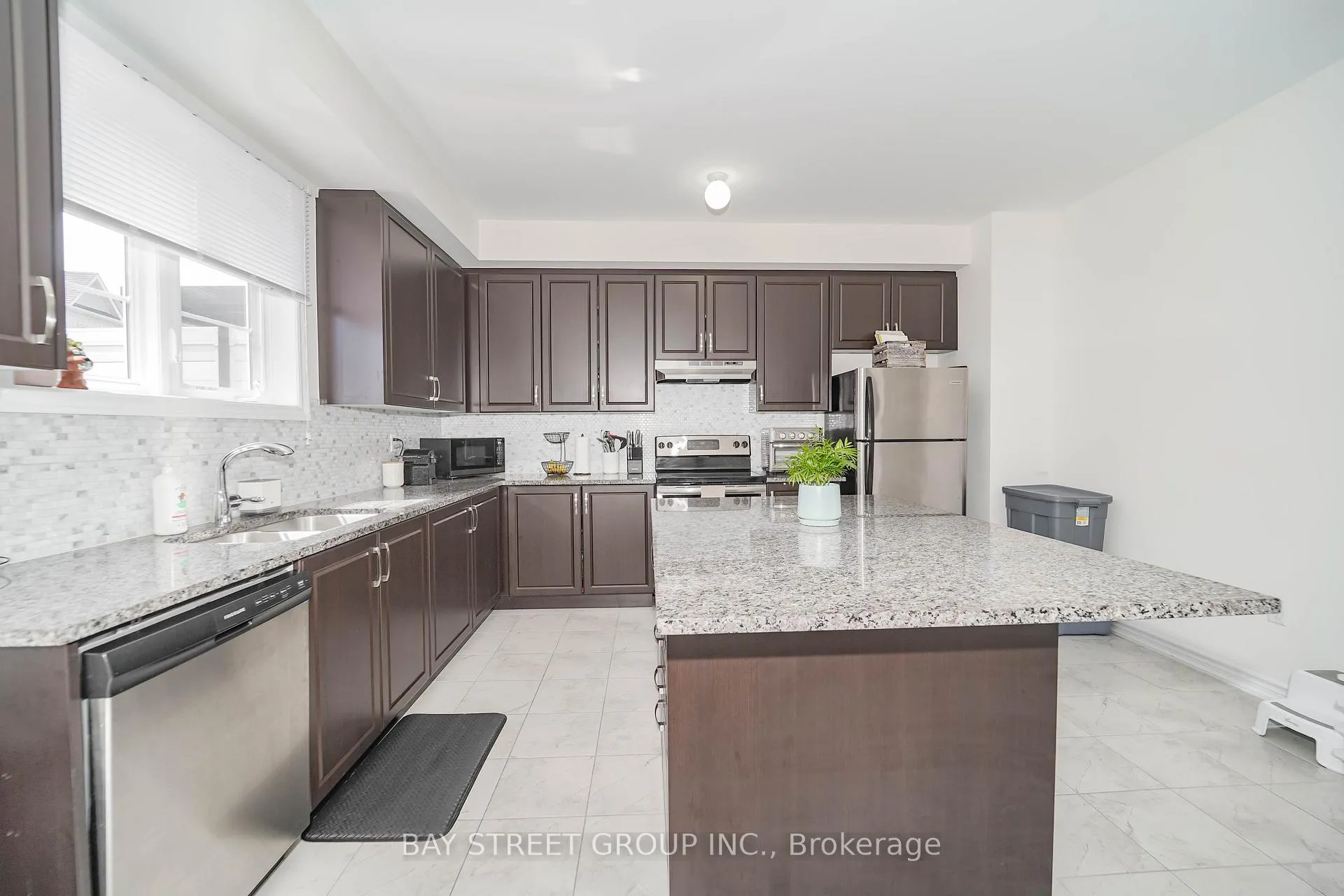 Photo 21 of 34 Westbury Way, Whitby, Brooklin — HOMEH