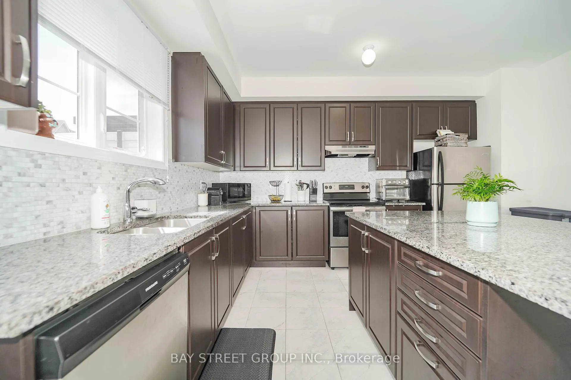 Photo 23 of 34 Westbury Way, Whitby, Brooklin — HOMEH
