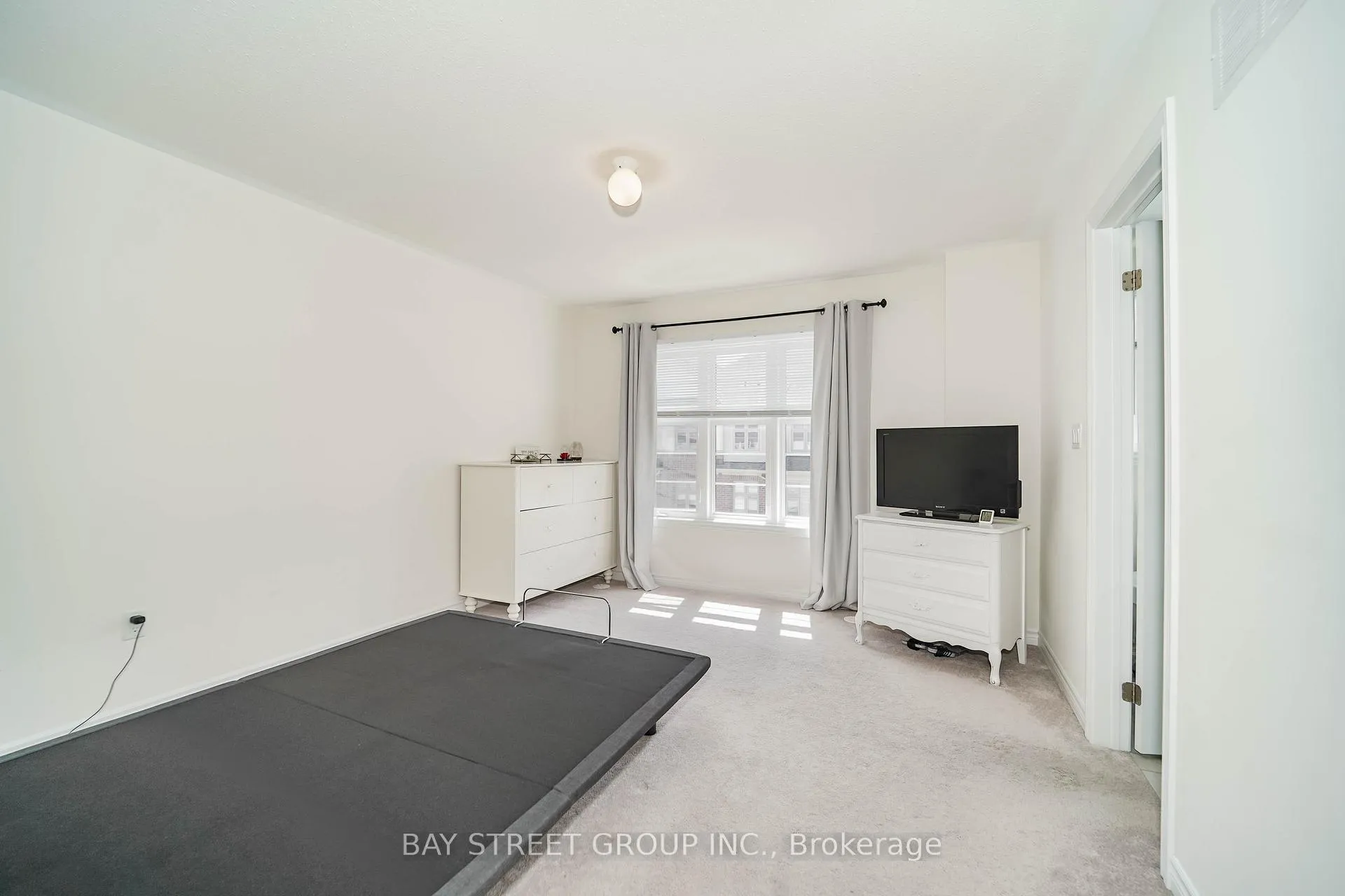 Photo 37 of 34 Westbury Way, Whitby, Brooklin — HOMEH