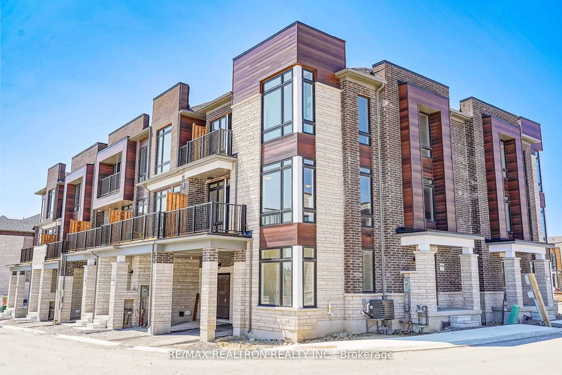 Photo 3 of 38 Gunton Street, Aurora, Bayview Northeast — HOMEH