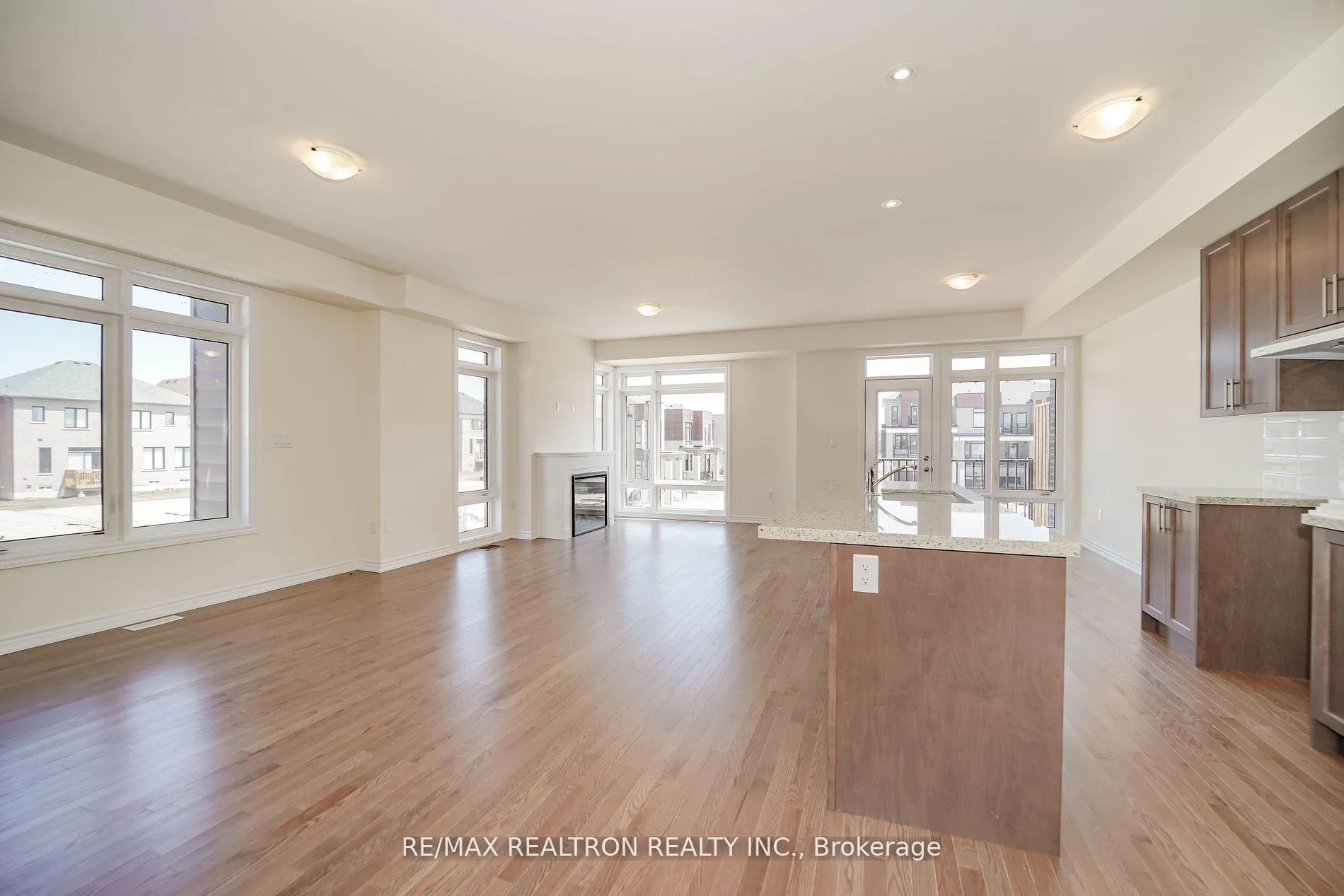 Photo 11 of 38 Gunton Street, Aurora, Bayview Northeast — HOMEH