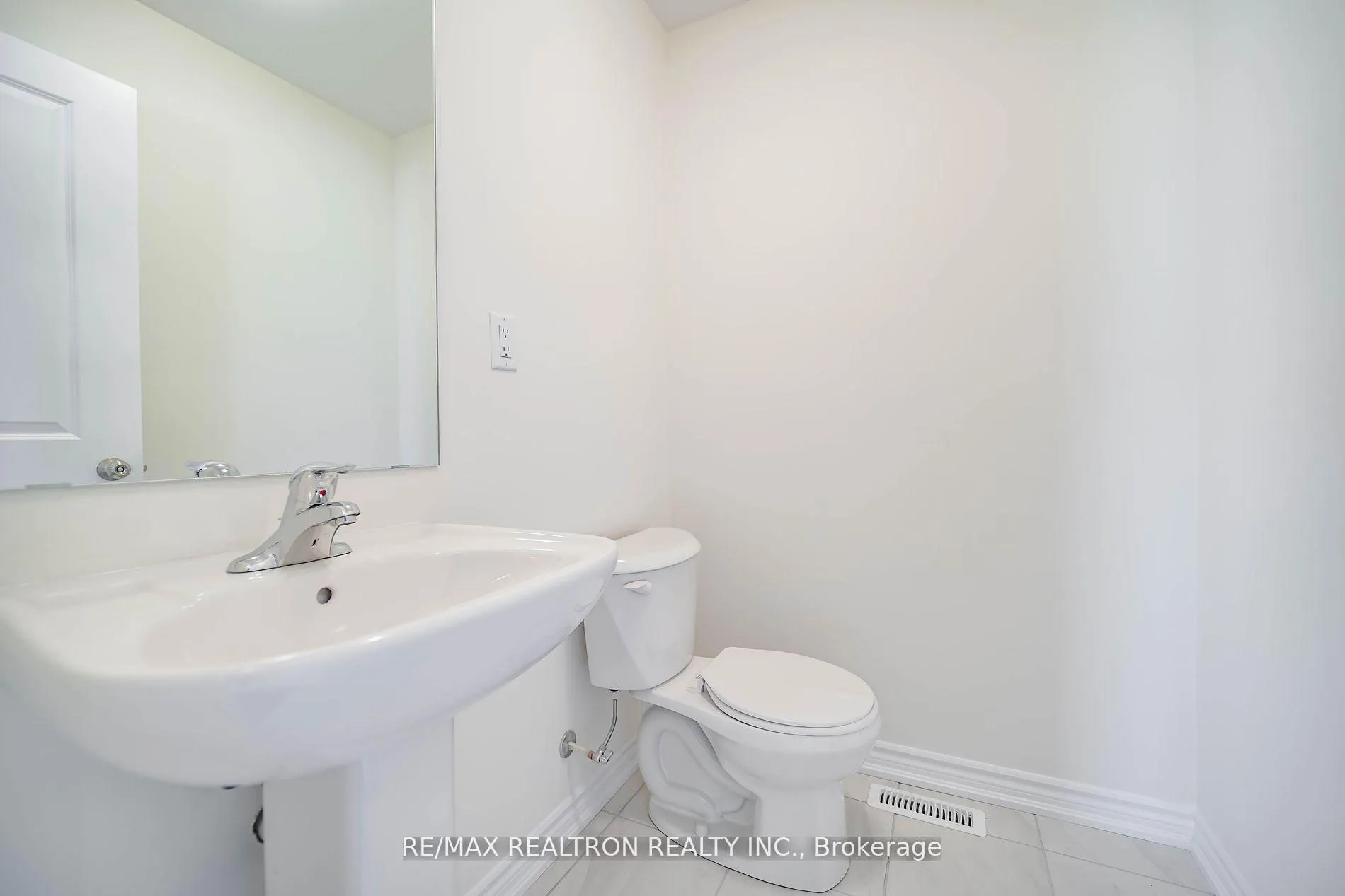 Photo 23 of 38 Gunton Street, Aurora, Bayview Northeast — HOMEH