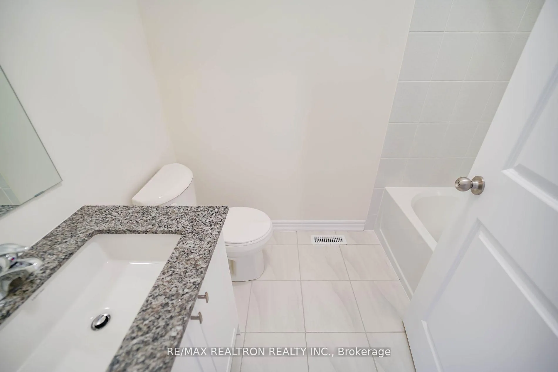 Photo 26 of 38 Gunton Street, Aurora, Bayview Northeast — HOMEH