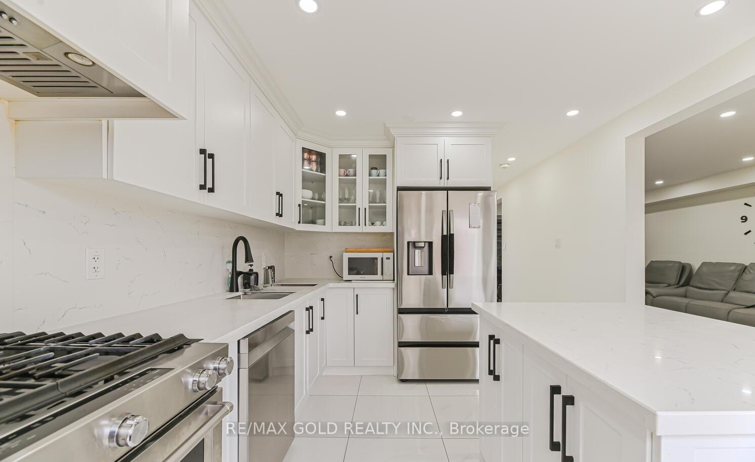 Photo 3 of 81 Drake Boulevard, Brampton, Southgate — HOMEH