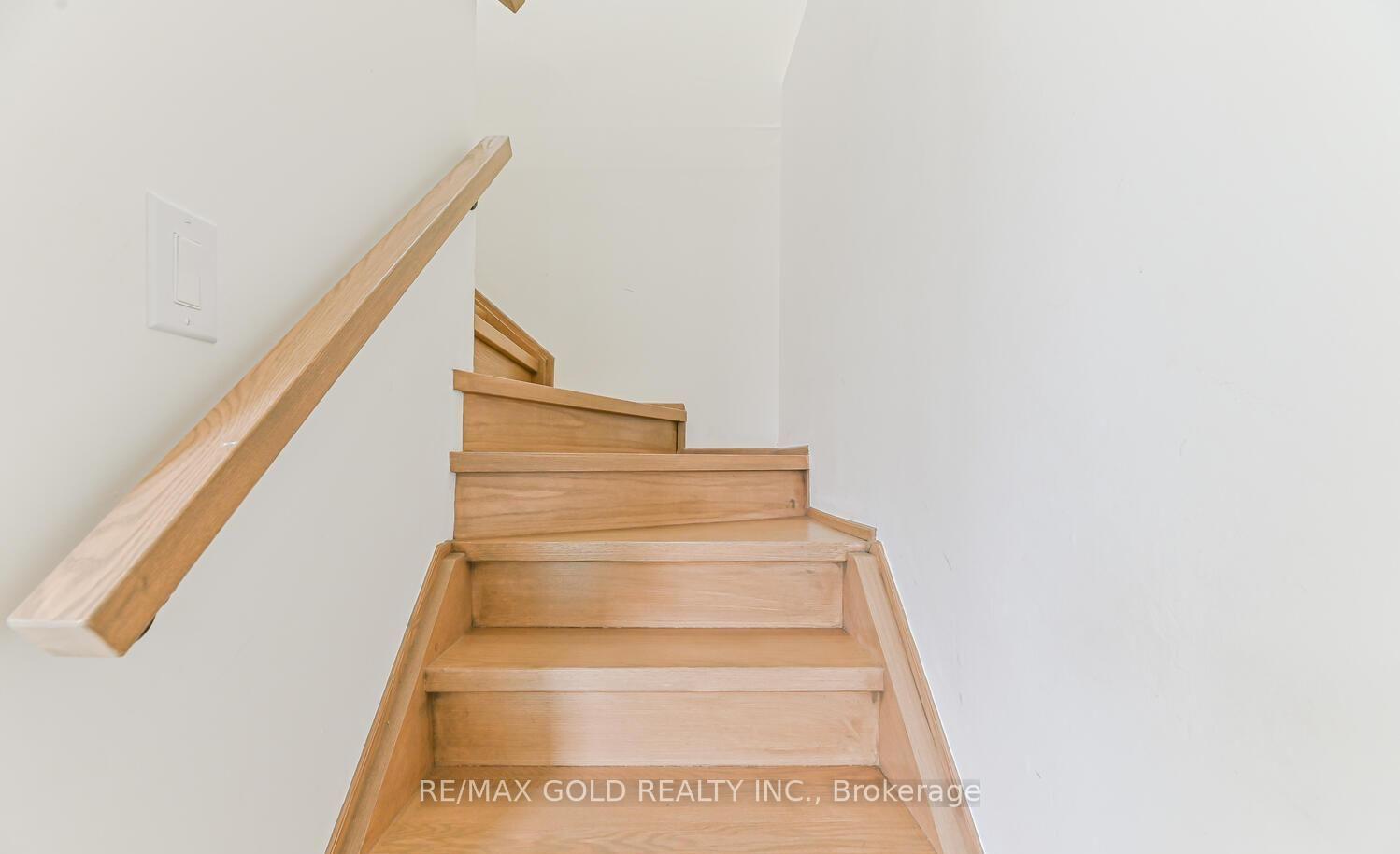 Photo 12 of 81 Drake Boulevard, Brampton, Southgate — HOMEH