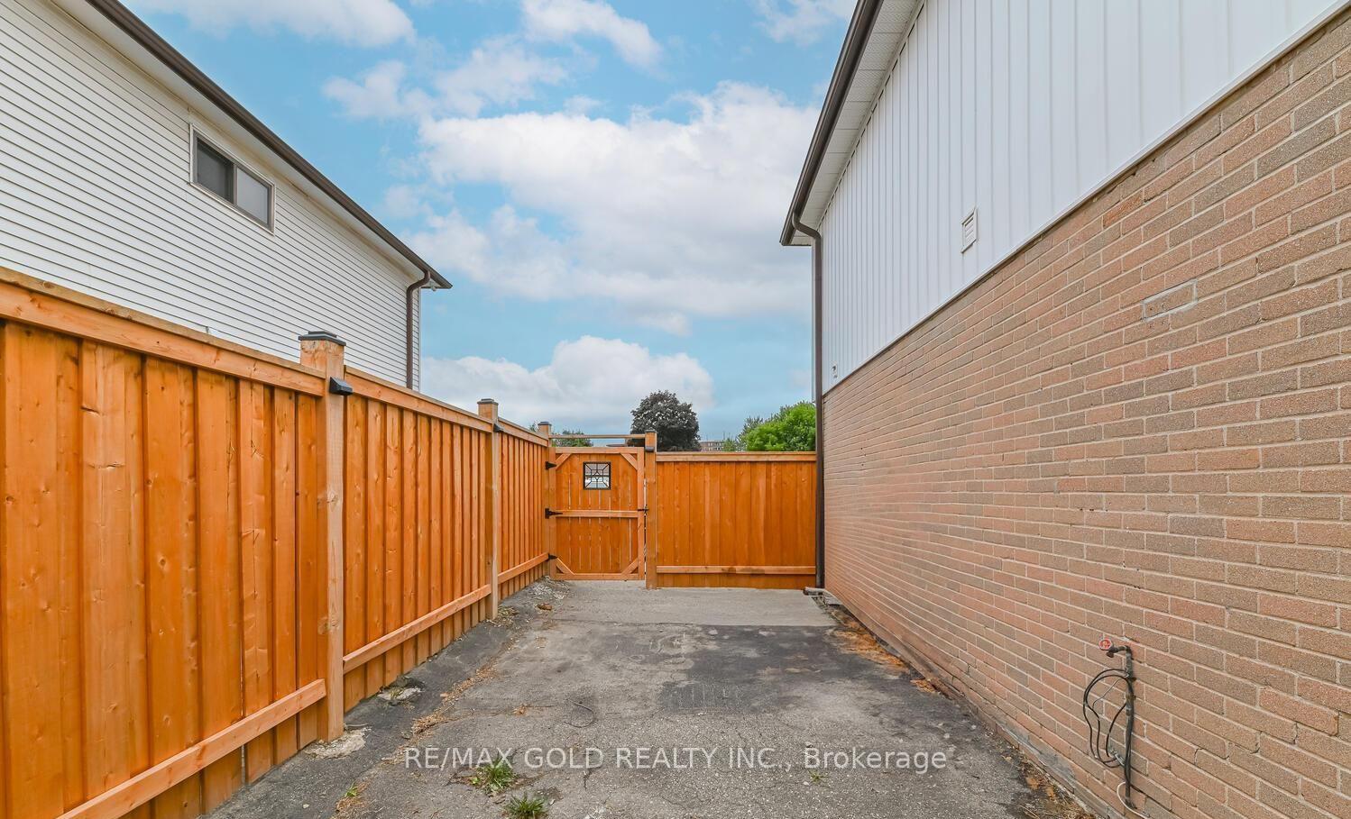 Photo 32 of 81 Drake Boulevard, Brampton, Southgate — HOMEH