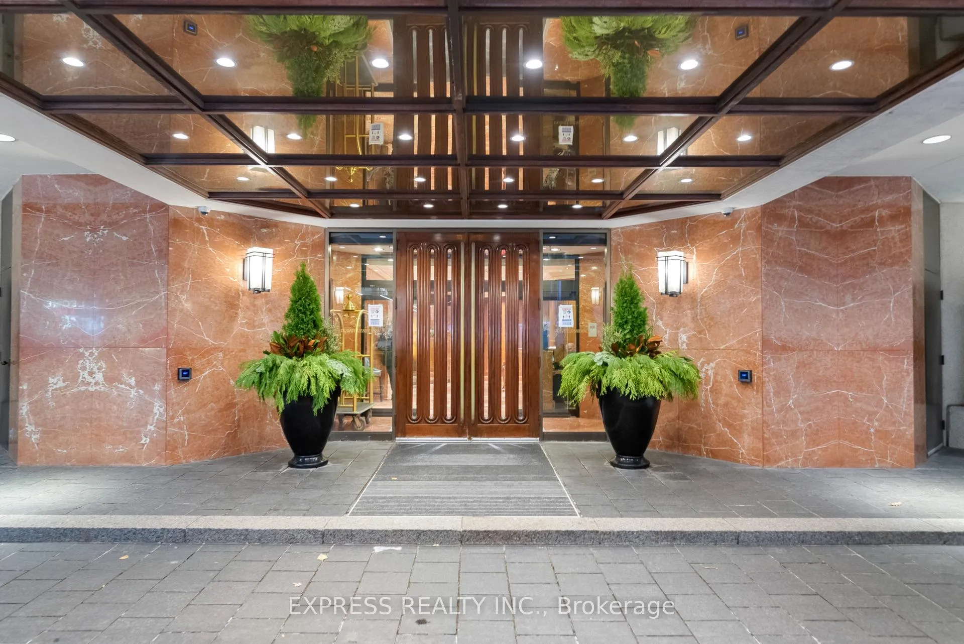 Photo 2 of Unit 2001, 175 Cumberland Street, Toronto, The Annex — HOMEH
