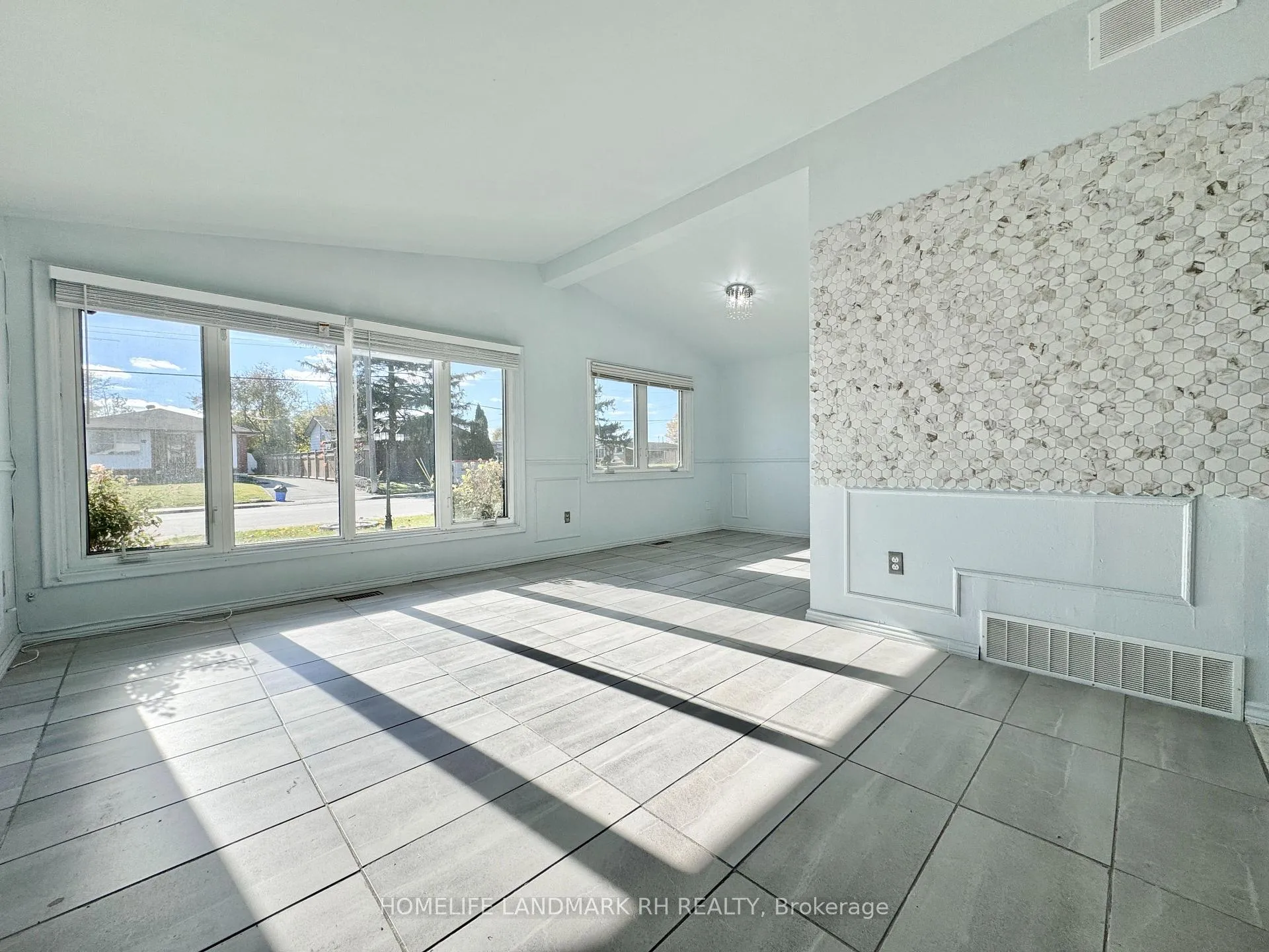 Photo 3 of 3 Lilacside Drive, Hamilton, Thorner — HOMEH