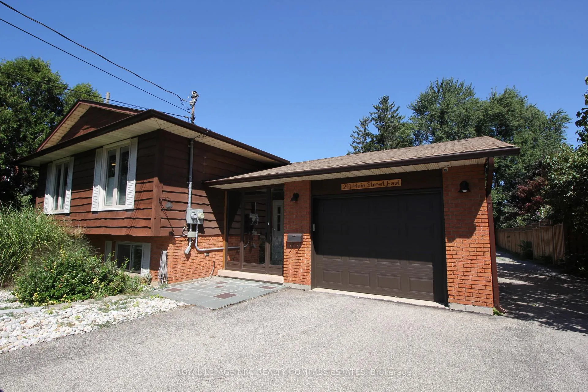Photo 2 of 211 Main Street, Grimsby, Grimsby East — HOMEH