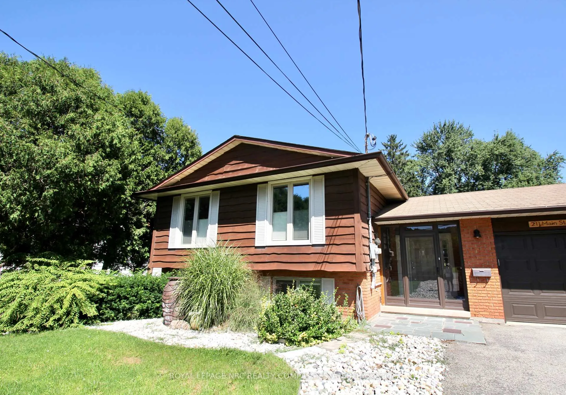 Photo 3 of 211 Main Street, Grimsby, Grimsby East — HOMEH