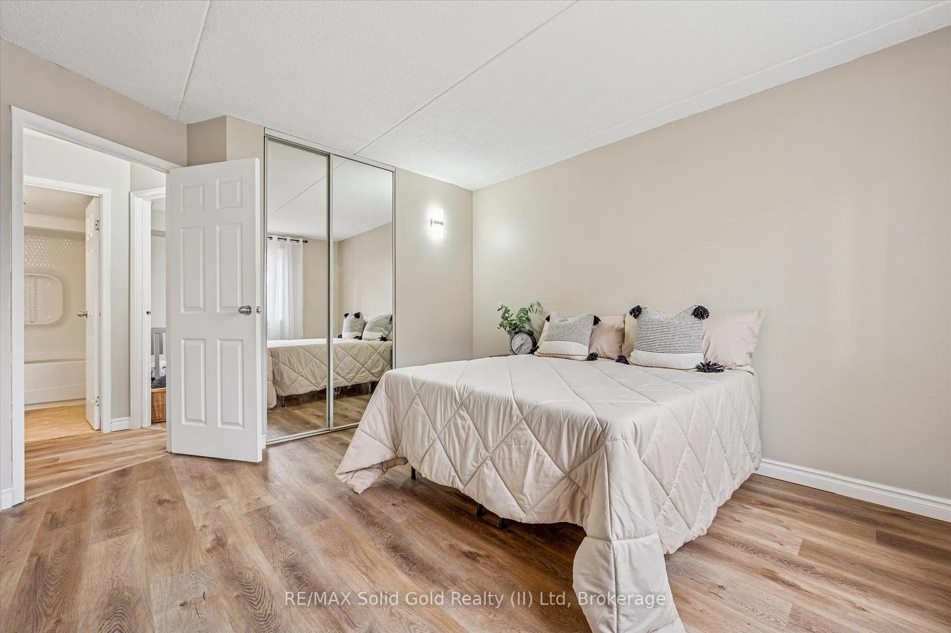 Photo 17 of Unit 6, 321 Northlake Drive, Waterloo — HOMEH