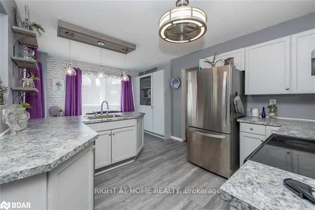 Photo 2 of 12 Keats Drive, Barrie, Letitia Heights — HOMEH