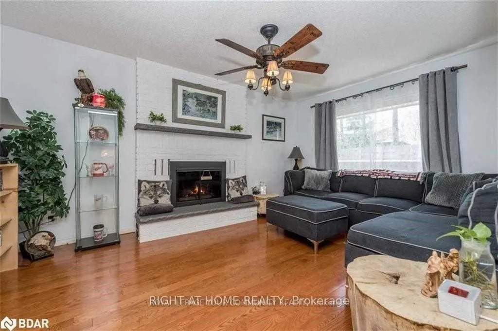Photo 4 of 12 Keats Drive, Barrie, Letitia Heights — HOMEH
