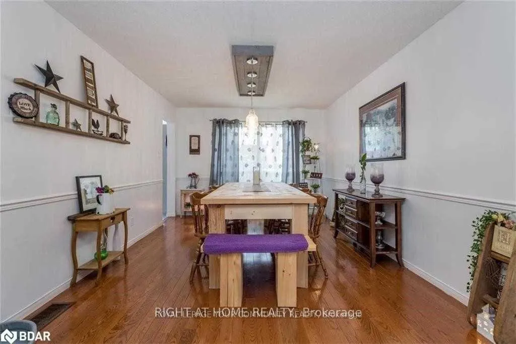 Photo 5 of 12 Keats Drive, Barrie, Letitia Heights — HOMEH