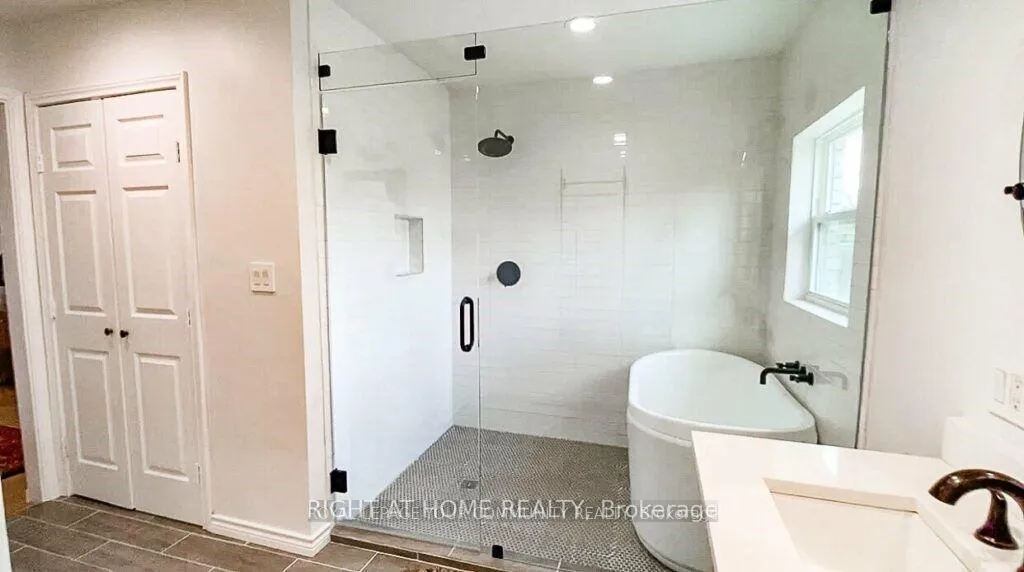 Photo 8 of 12 Keats Drive, Barrie, Letitia Heights — HOMEH