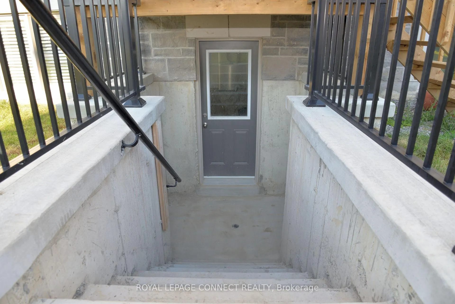 Photo 2 of 218 Doug Finney Street, Oshawa, Eastdale — HOMEH