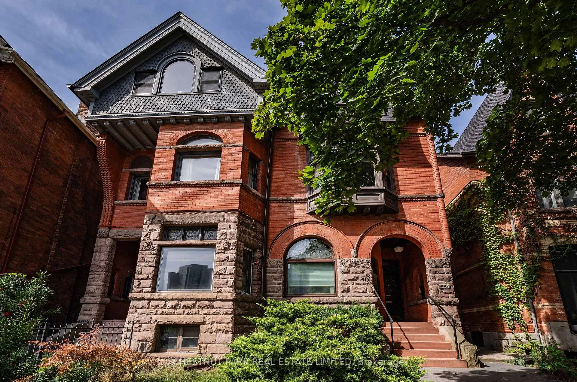 Photo 2 of Unit Lower Unit, 554 Spadina Crescent, Toronto, University — HOMEH
