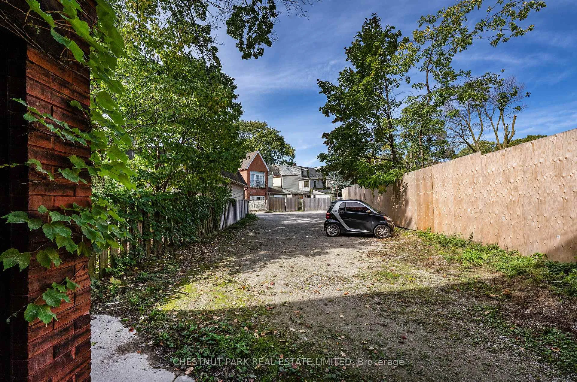 Photo 3 of Unit Lower Unit, 554 Spadina Crescent, Toronto, University — HOMEH