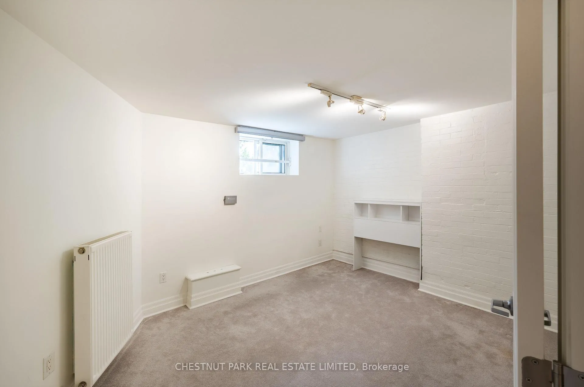 Photo 4 of Unit Lower Unit, 554 Spadina Crescent, Toronto, University — HOMEH