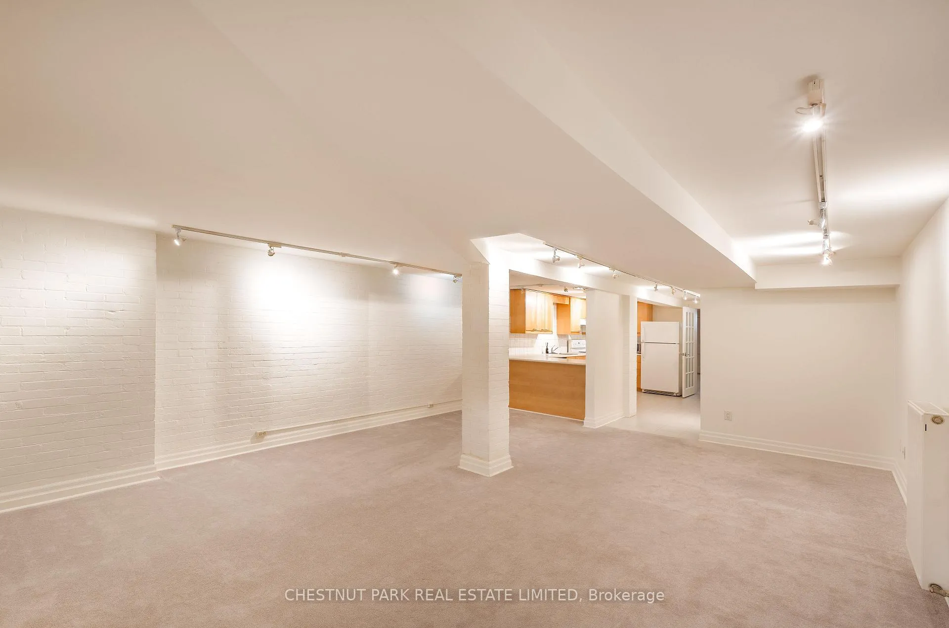 Photo 5 of Unit Lower Unit, 554 Spadina Crescent, Toronto, University — HOMEH