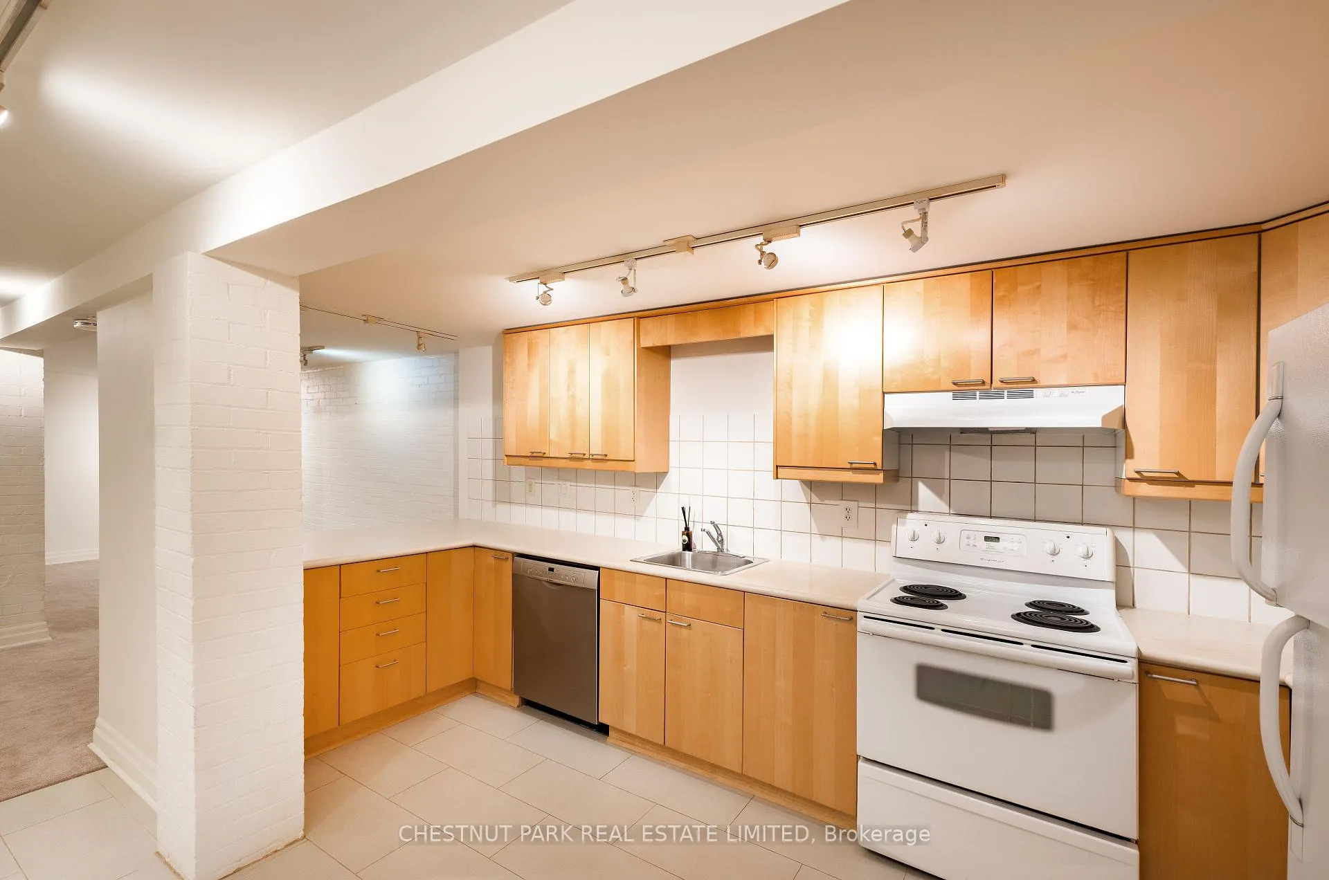 Photo 7 of Unit Lower Unit, 554 Spadina Crescent, Toronto, University — HOMEH