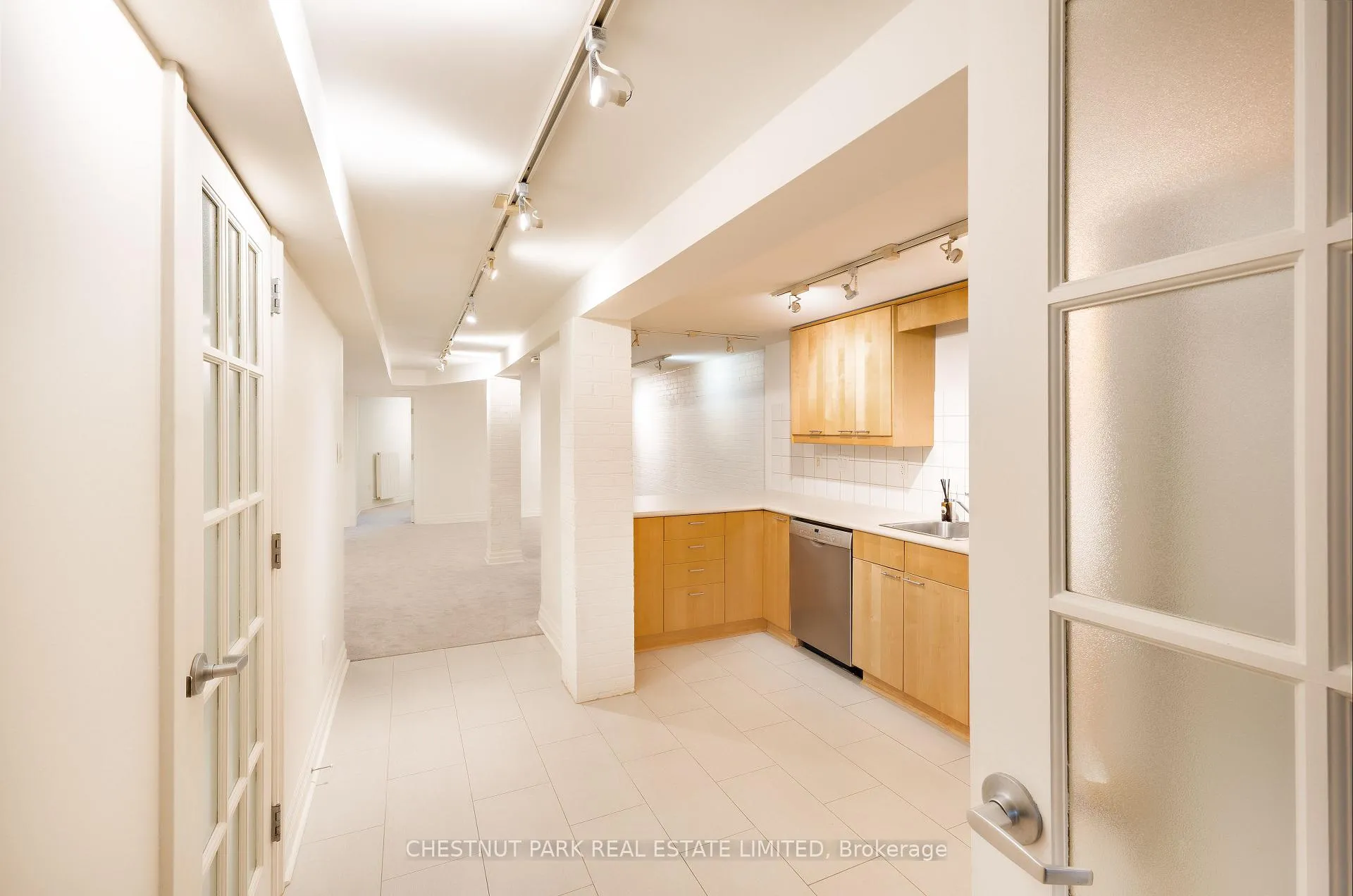 Photo 9 of Unit Lower Unit, 554 Spadina Crescent, Toronto, University — HOMEH