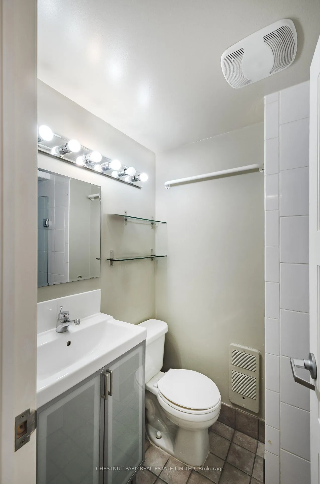 Photo 10 of Unit Lower Unit, 554 Spadina Crescent, Toronto, University — HOMEH