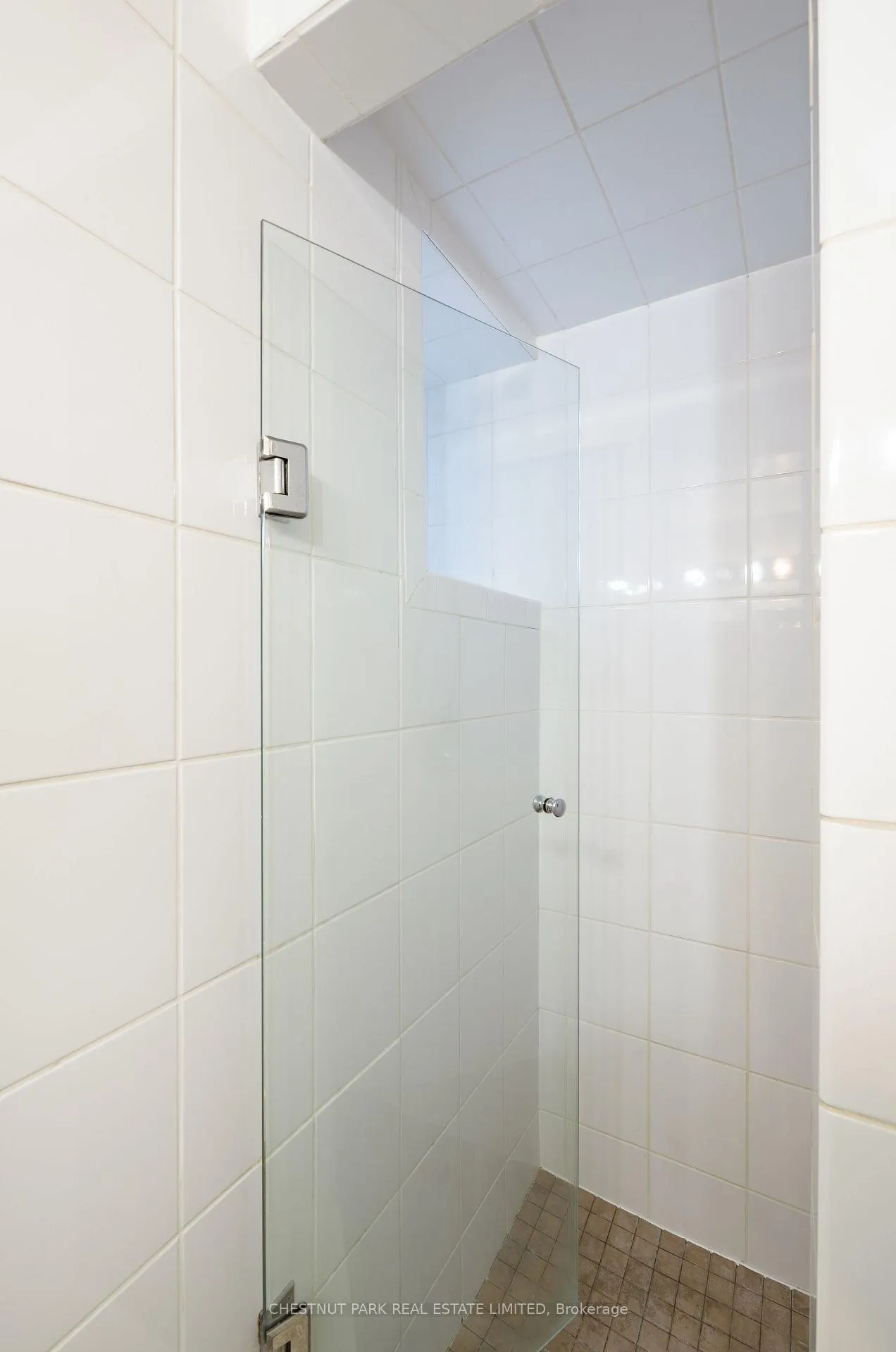 Photo 11 of Unit Lower Unit, 554 Spadina Crescent, Toronto, University — HOMEH