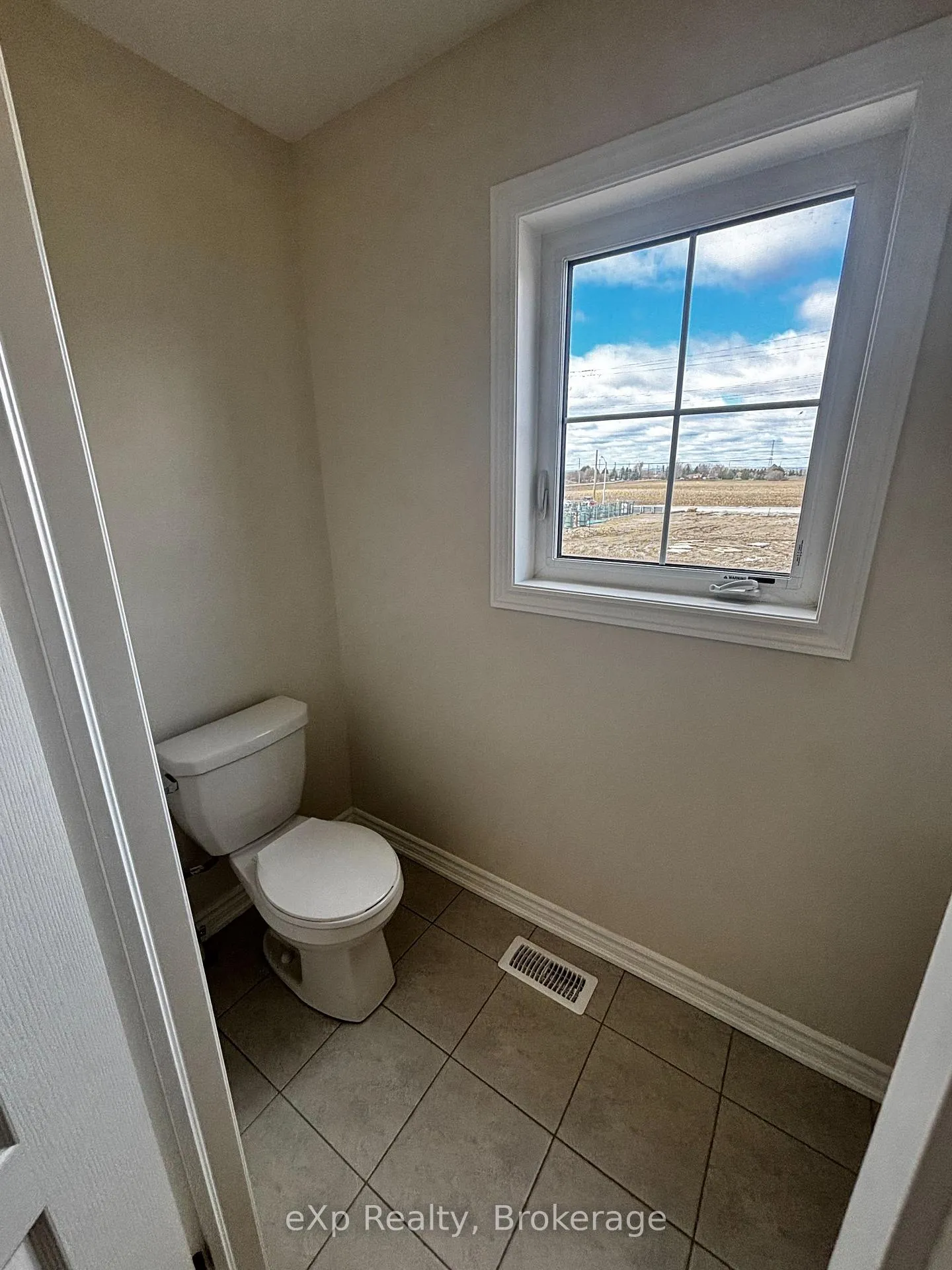 Photo 5 of 25 Fenn Crescent, New Tecumseth, Rural New Tecumseth — HOMEH