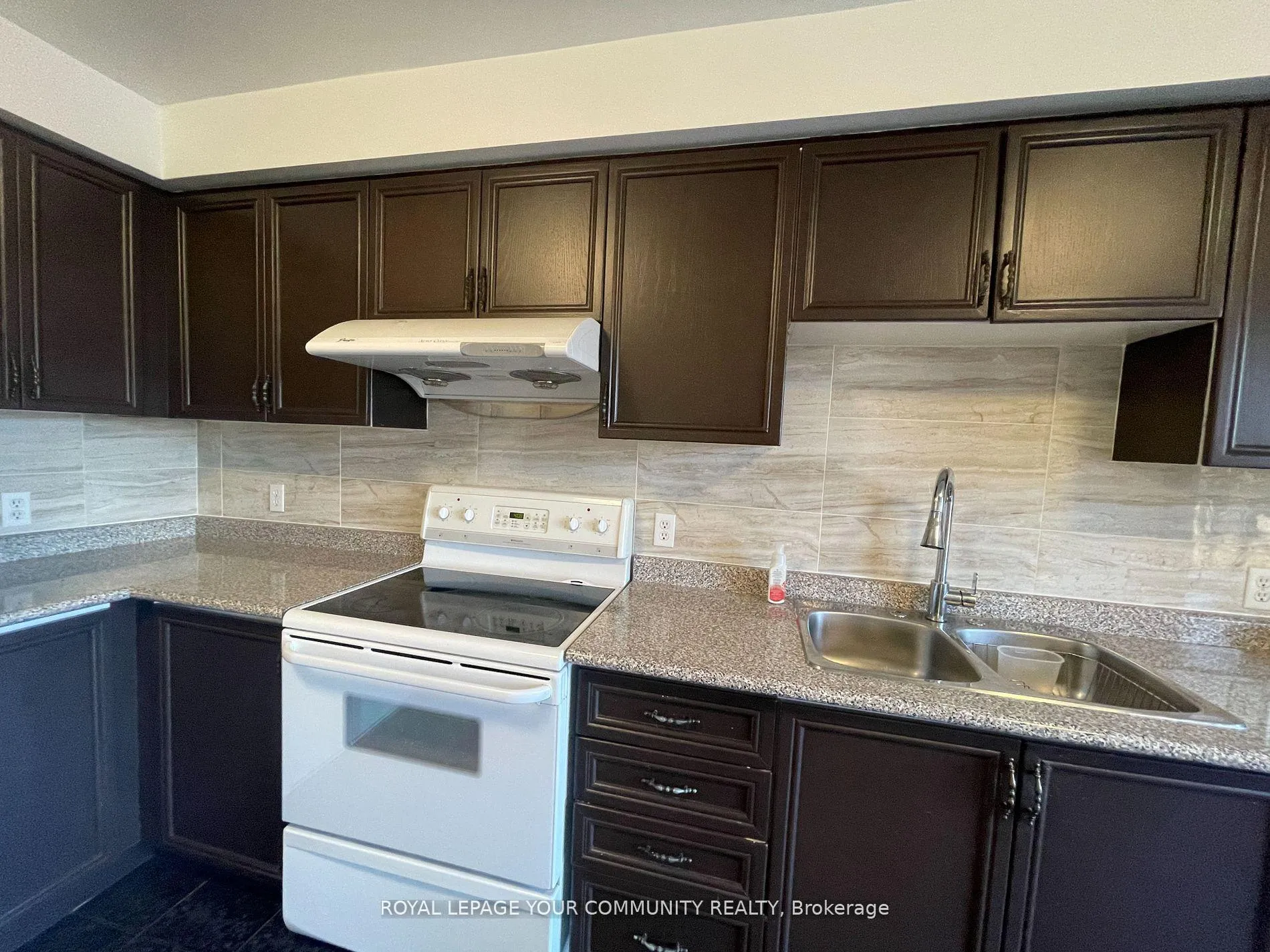 Photo 9 of 38 Ralph Court, Markham, Middlefield — HOMEH