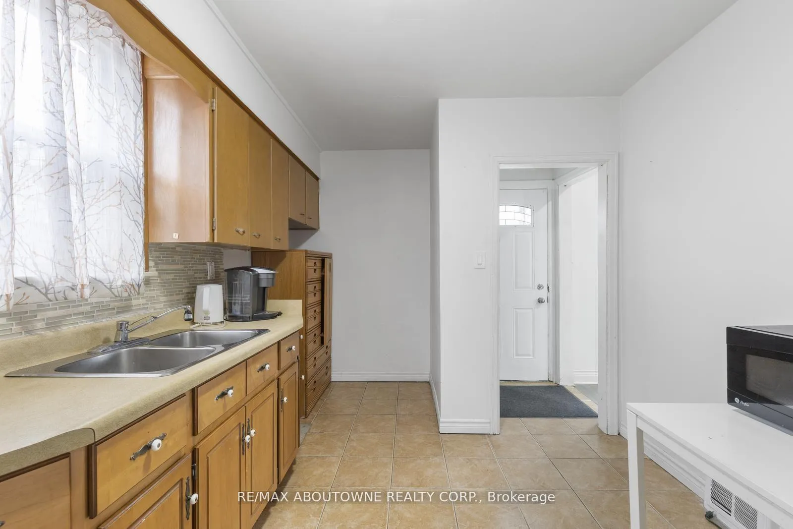 Photo 6 of Unit Upper, 559 Upper Sherman Avenue, Hamilton, Eastmount — HOMEH