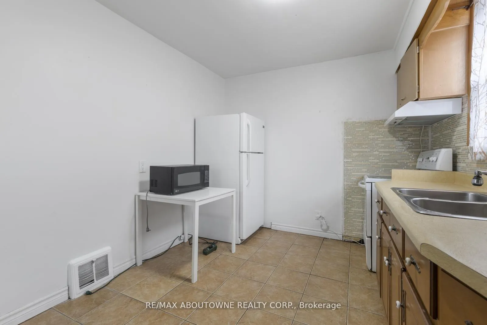 Photo 7 of Unit Upper, 559 Upper Sherman Avenue, Hamilton, Eastmount — HOMEH