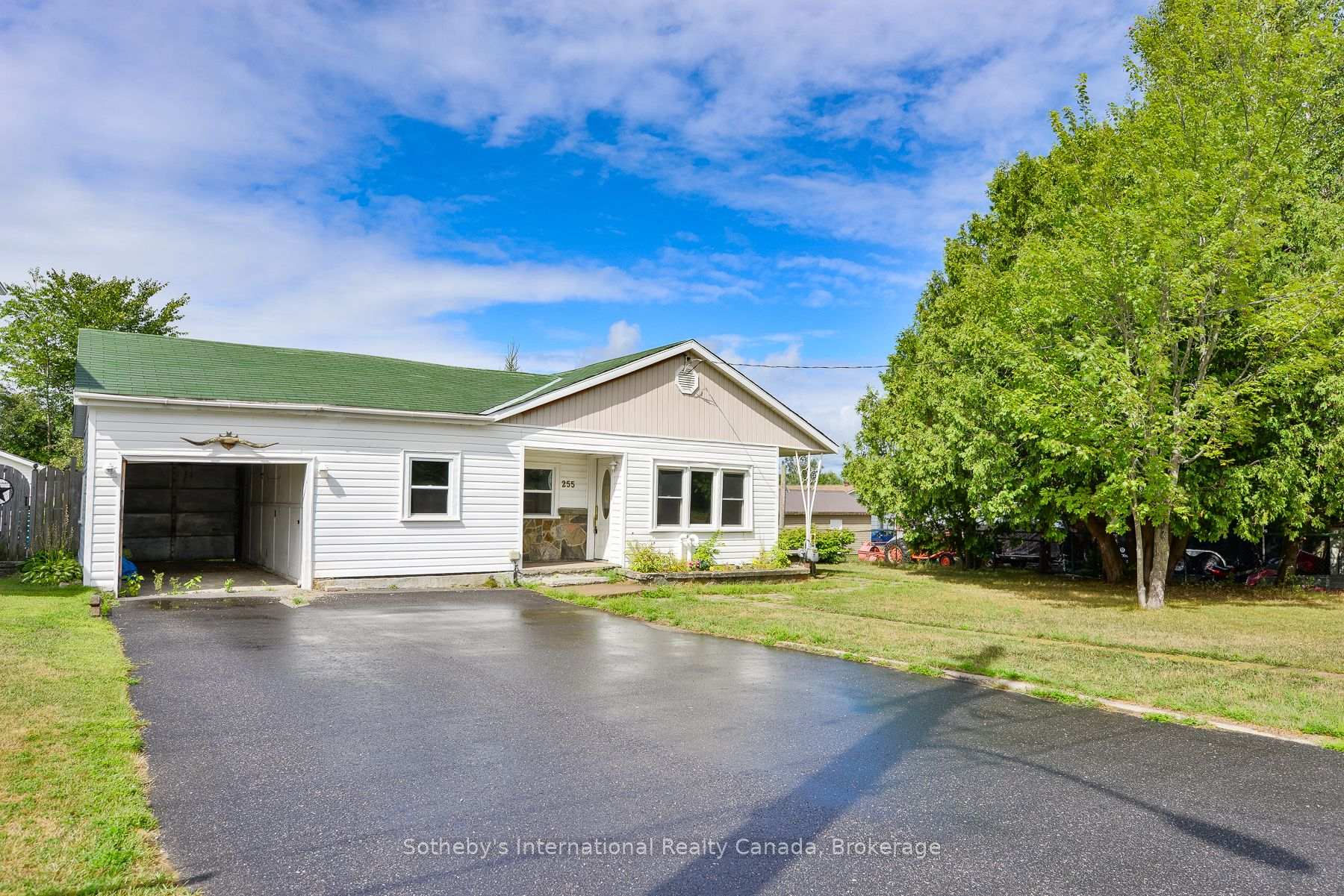 Photo 2 of 255 Clarence Street, Gravenhurst, Muskoka (S) — HOMEH