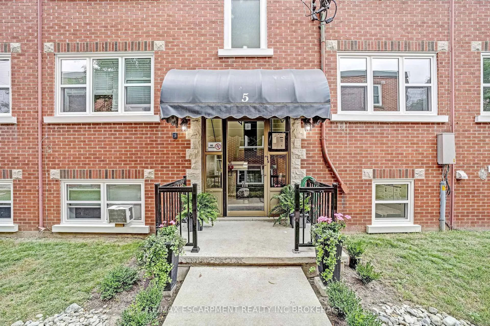 Photo 2 of 5 Applewood Avenue, Hamilton, Stoney Creek — HOMEH