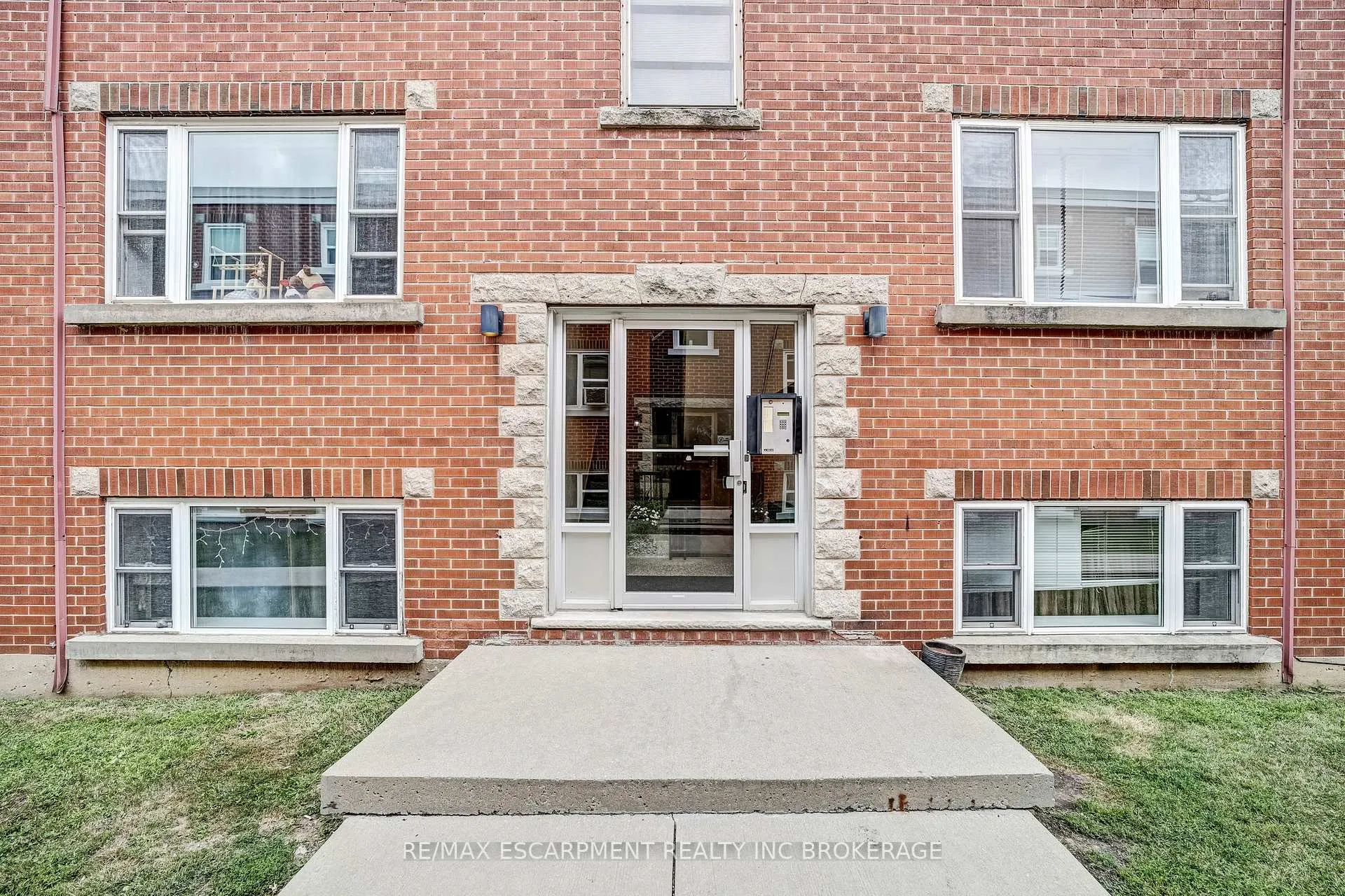 Photo 3 of 5 Applewood Avenue, Hamilton, Stoney Creek — HOMEH