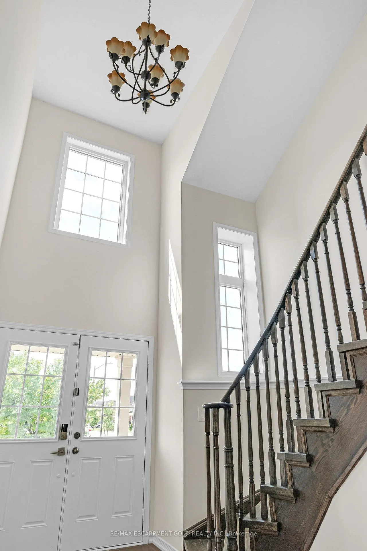 Photo 3 of 8561 Dogwood Crescent, Niagara Falls, Brown — HOMEH