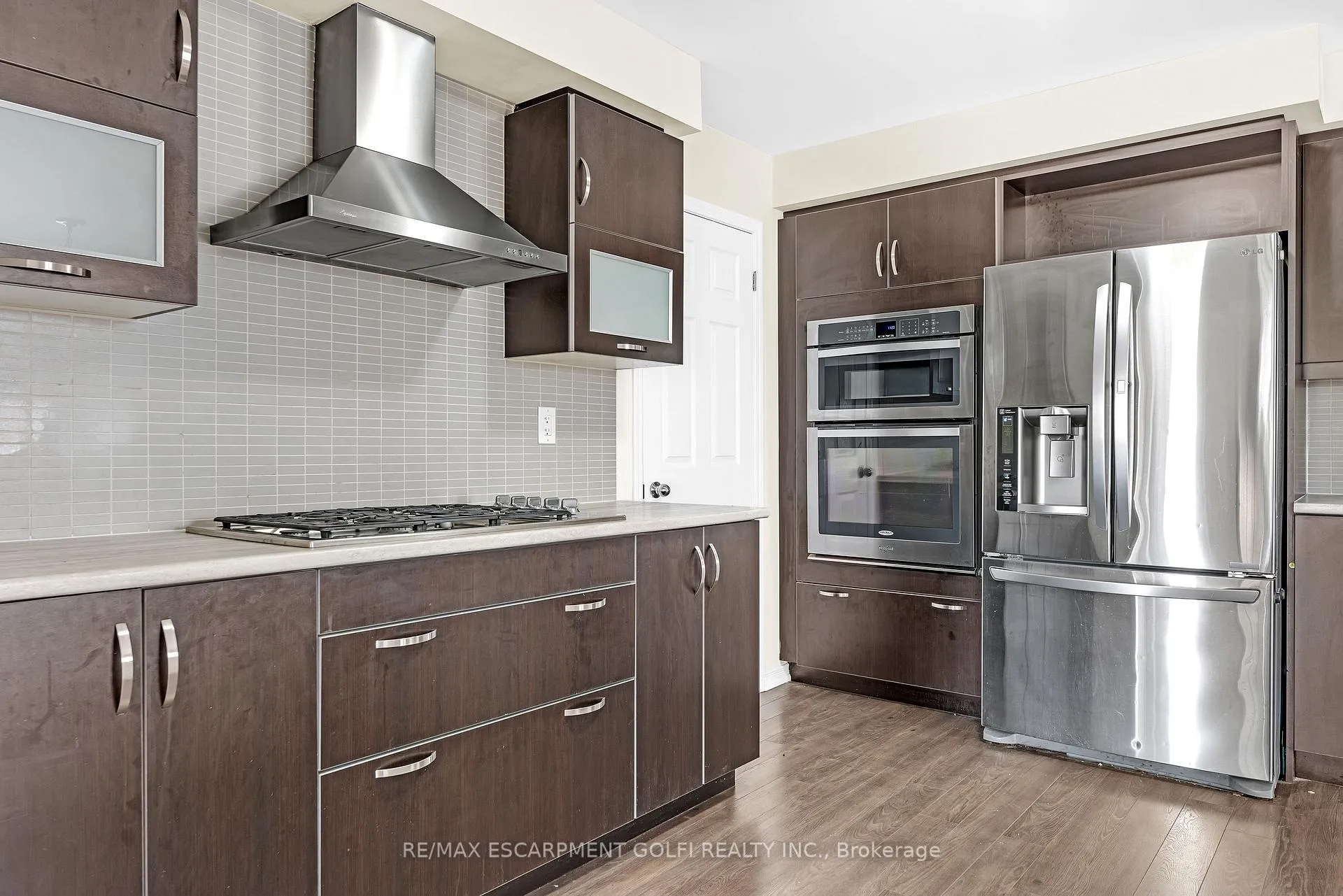 Photo 4 of 8561 Dogwood Crescent, Niagara Falls, Brown — HOMEH