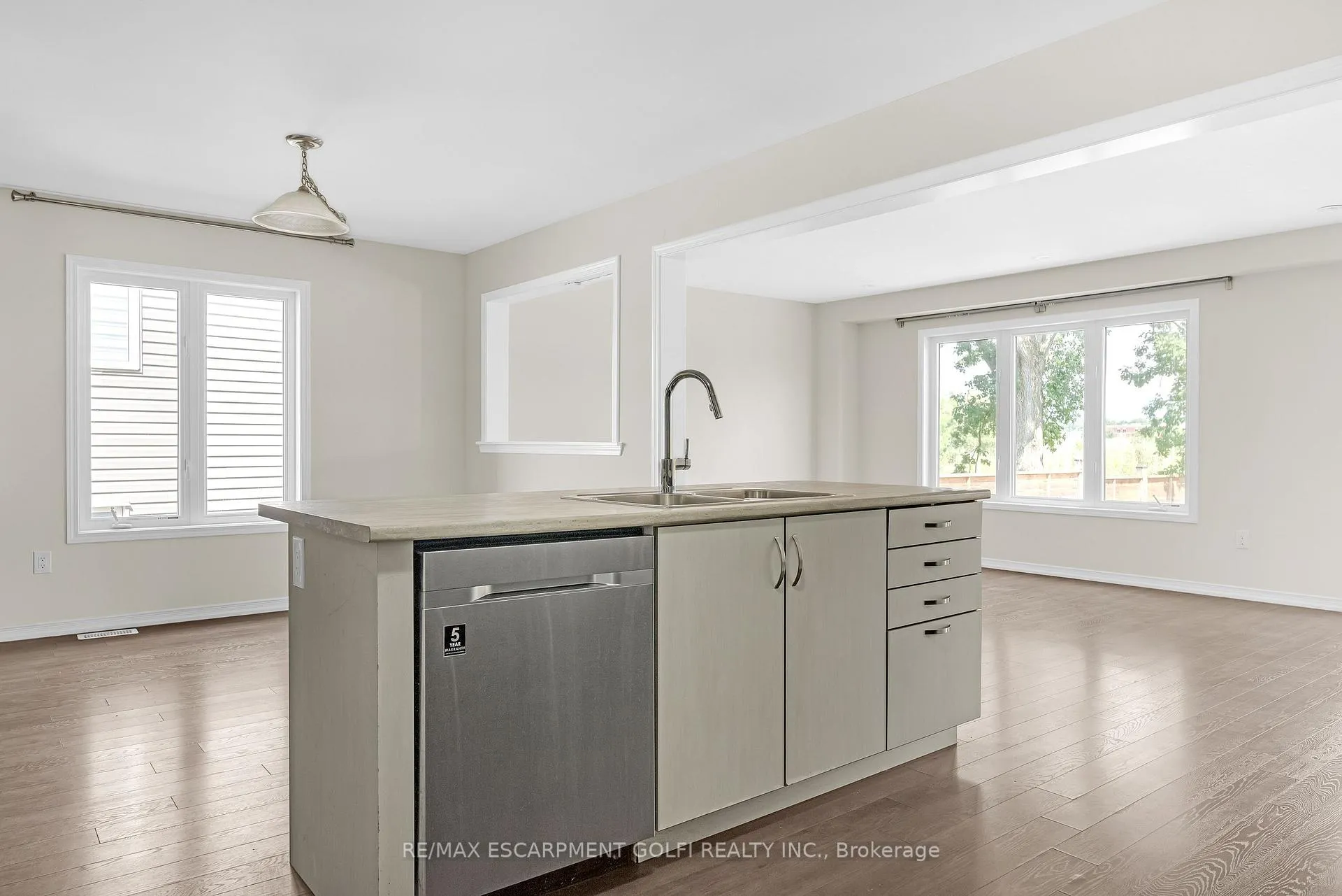 Photo 5 of 8561 Dogwood Crescent, Niagara Falls, Brown — HOMEH