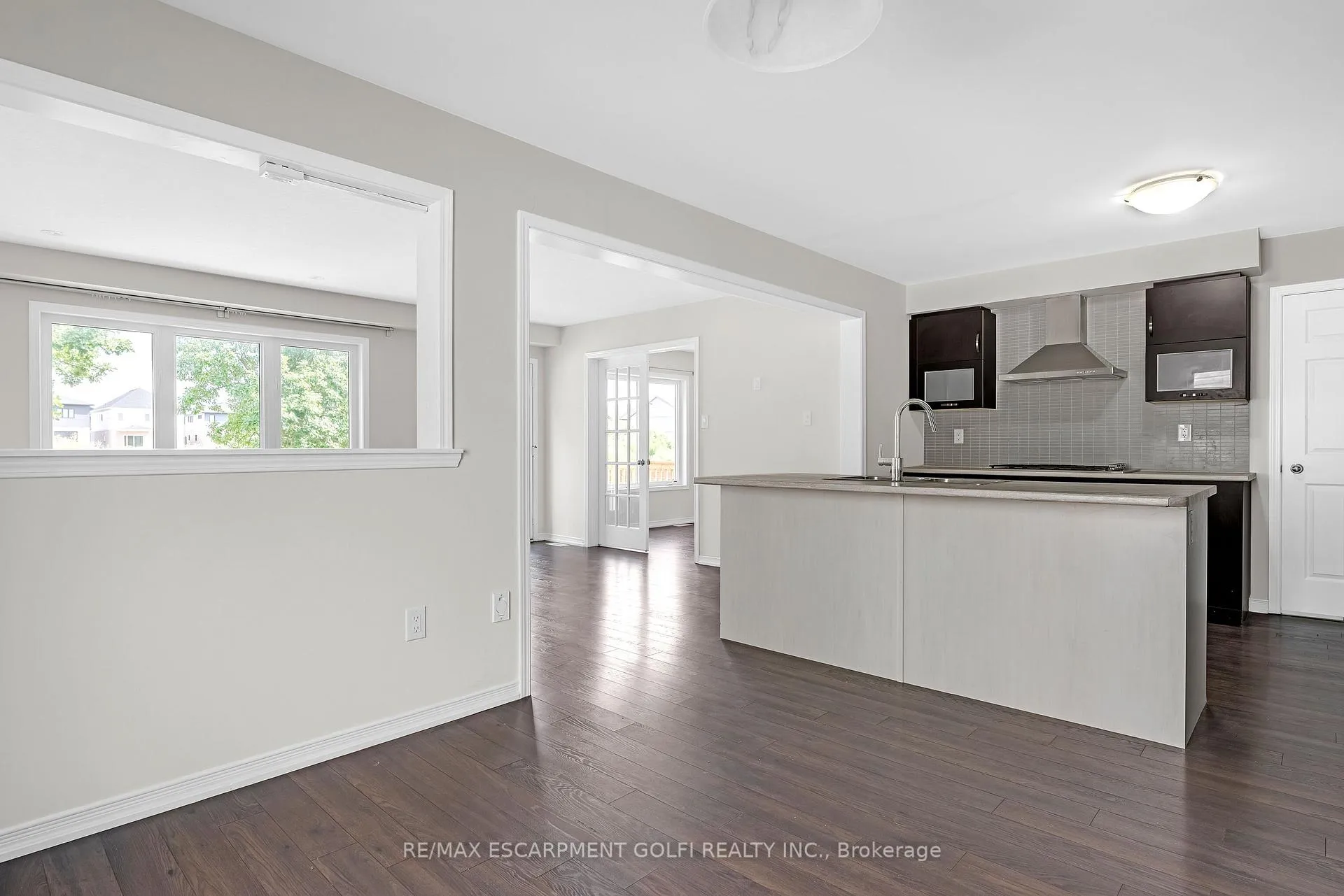 Photo 6 of 8561 Dogwood Crescent, Niagara Falls, Brown — HOMEH