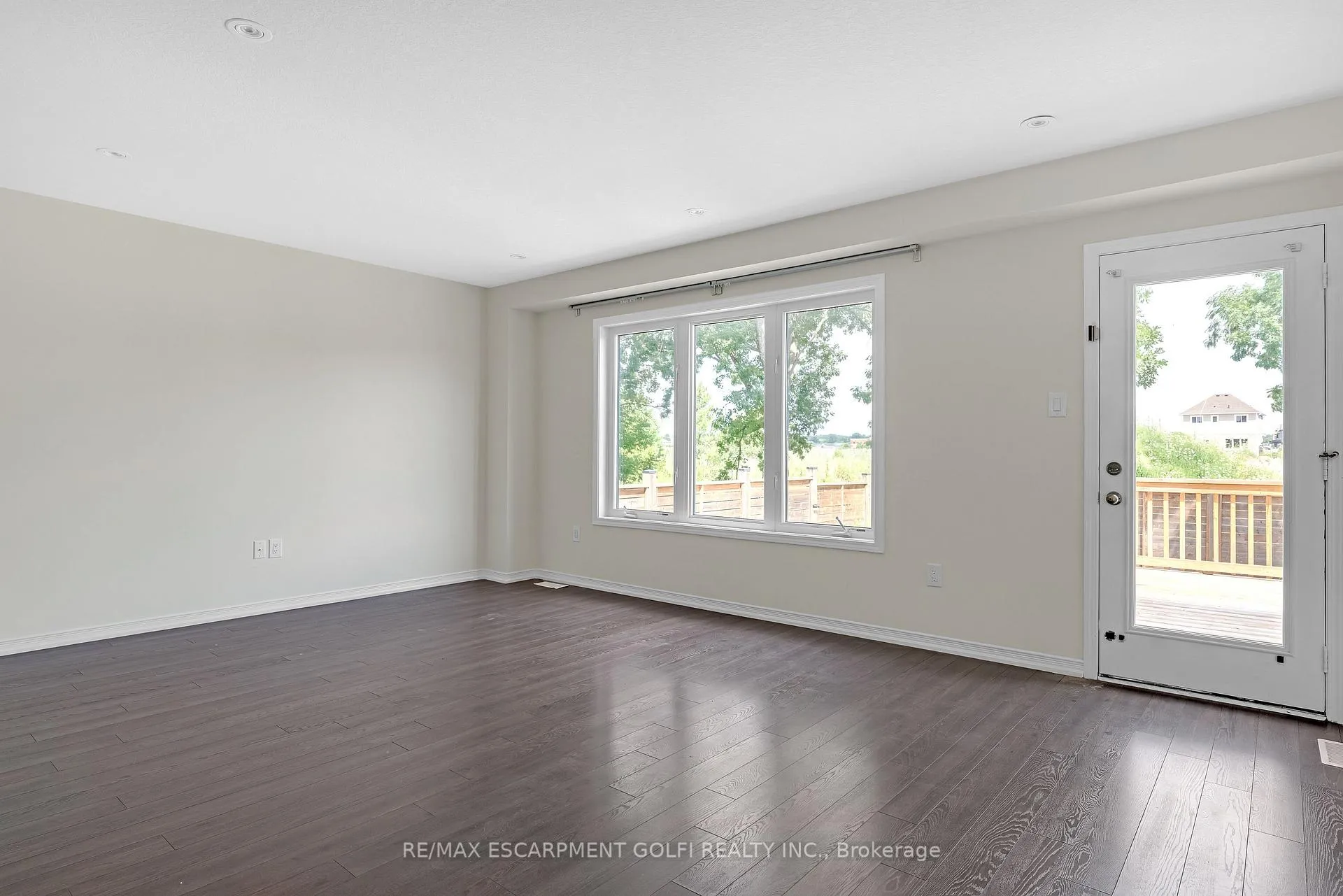 Photo 7 of 8561 Dogwood Crescent, Niagara Falls, Brown — HOMEH