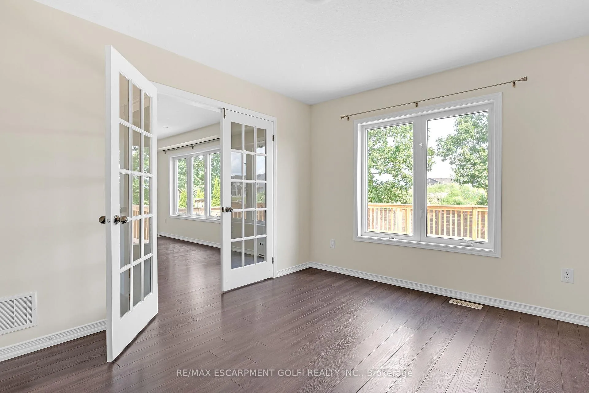 Photo 9 of 8561 Dogwood Crescent, Niagara Falls, Brown — HOMEH
